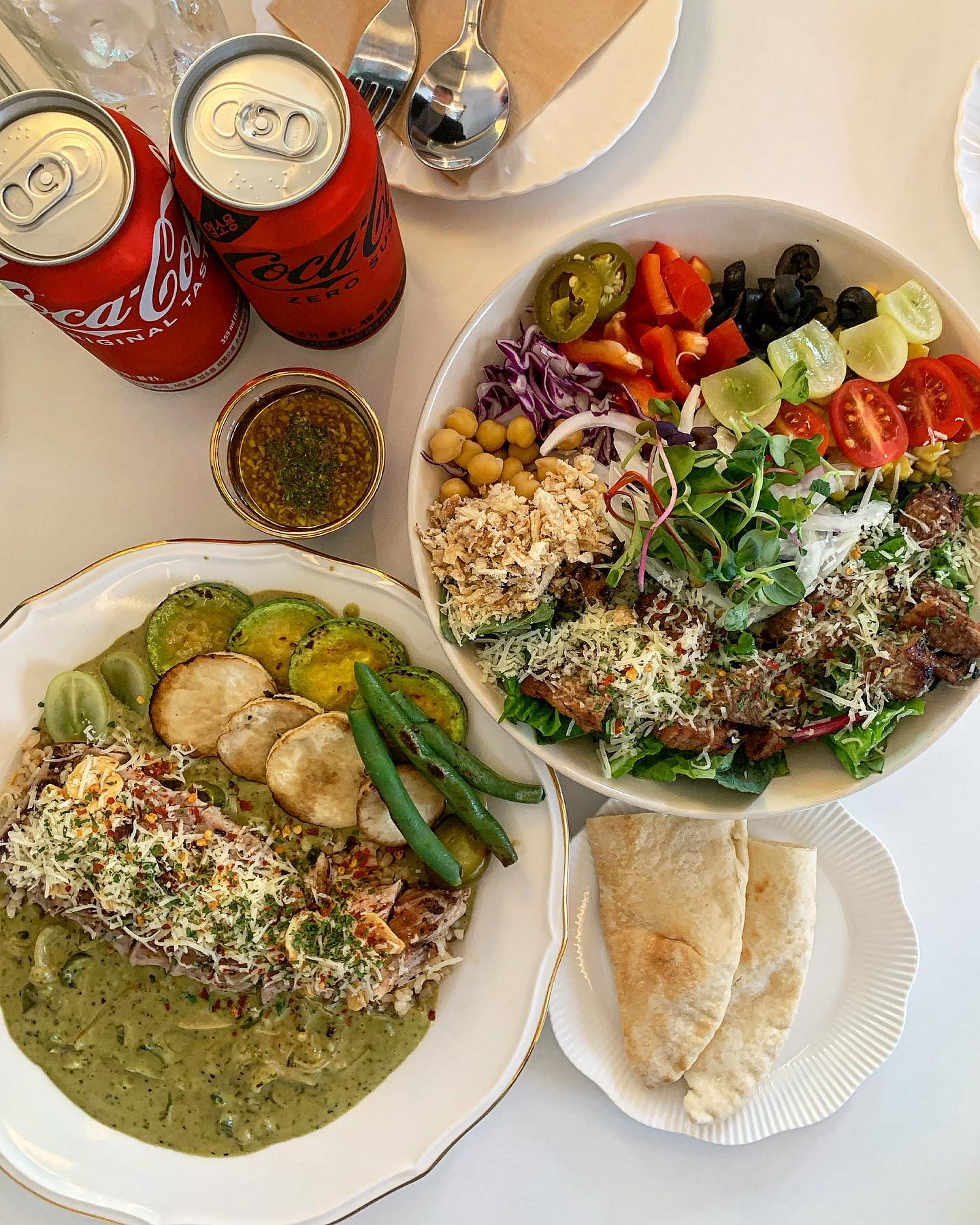 #협찬 📍수성구 지산동 샐러드맛집 #밀러밀리 샐러드&스테이크

갑자기 훅 더워진 날씨, 얇아지는 옷들과 감출 수 없는 살들을 위해 식단을 시작했는데 어쩔 수 없이 외식하는날 가볍고 부담없이 먹을 수 있는 맛집을 발견했어요🥰

💟바질크림 포스스테이크 13.0
 - 500kcal, 단백질 31g, 돼지안심, 구운야채, 마늘, 양파, 청포도, 바질크림
💟그릴드목살 샐러드 11.5
- 550kcal,단백질함량 27g,오리엔탈/어니언샤워크림

200칼로리대부터 500칼로리대까지 단백질 함량과 함께 재료까지 상세히 나와있어서 조금이나마 맘편히 먹을 수 있어요😊

저날은 치팅데이겸 먹은거라 칼로리 상관없이 가장 맛나보이는 2가지를 선택해 먹었는데 재료들도 너무 신선하고 간도 적당하니 풍미가 좋고 맛나서 치팅겸 먹기에 딱이었던 것 같아요!!
가게 인테리어도 모던하면서 감성적이고 예뻐서 샐러드 양식집으로 딱인 느낌 💕

헬스나 요가 필라테스 등 운동끝나고 기분전환겸 오기 좋은 곳이었네요~ 일하시는 분들도 모두 친절하셔서 꼭 재방문할 곳🌟 추천드려요!!

 #지산동샐러드 #수성구샐러드맛집 #대구수성구샐러드 #대구샐러드 #수성못샐러드 #지산동샐러드 #두산동샐러드 #황금동샐러드 #대구샐러드맛집 #수성구샐러드 #대구맛집추천 #대구양식집 #대구양식 #먹팔 #먹팔맞팔 #좋아요반사 #일상 #식단 #다이어트식단 #좋반 #먹팔환영 #먹스타그램 #먹스타맞팔