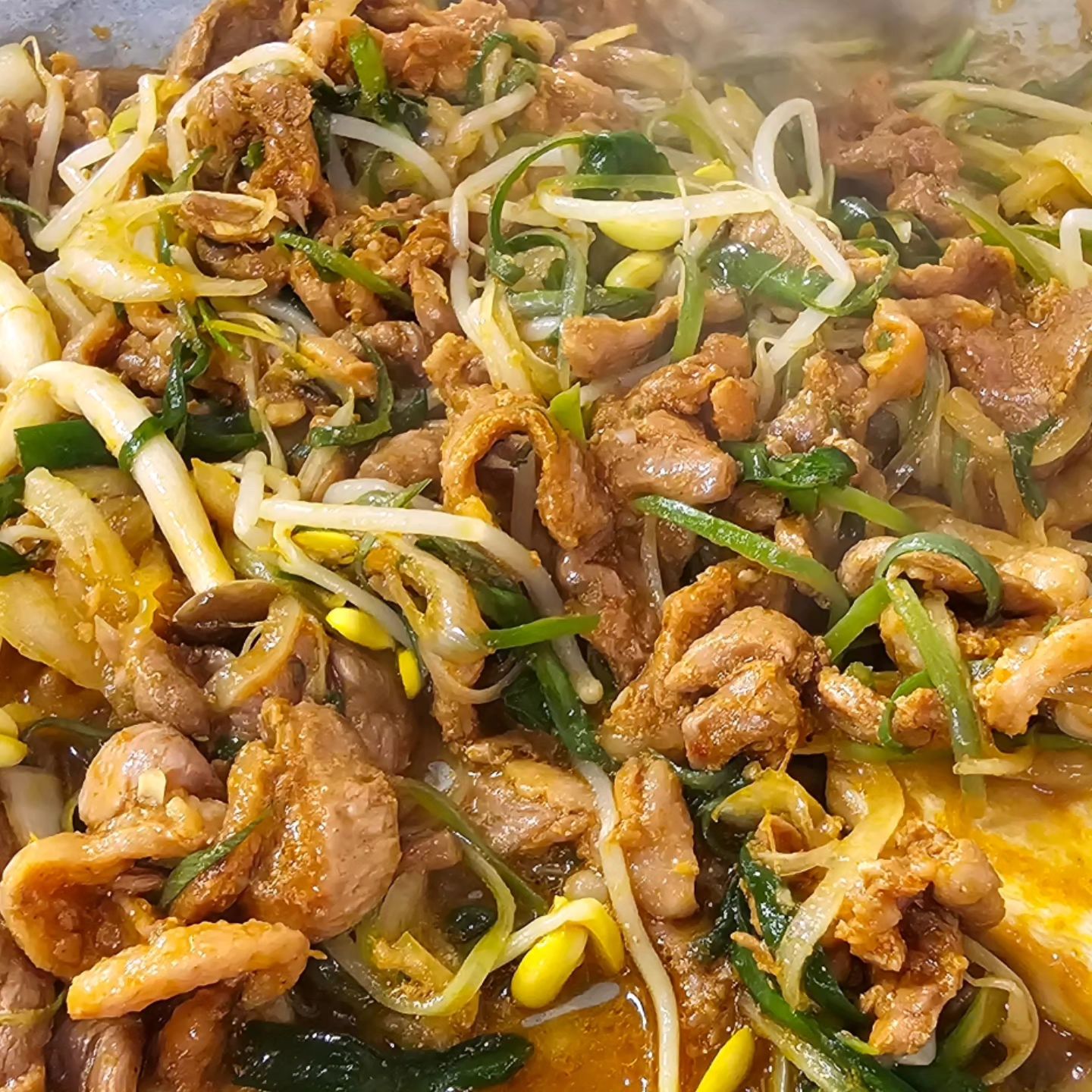 #행복한오리충무점 

저는 오리고기를 차암 좋아하는데여❤️‍🔥 충무동에 가성비맛집있대서 다녀와범
일단 반마리만 시킬수있는게 메리트🤩
분명히 부족할거같아서 먹어보고 더시키자했는데 술마셔서 그런가 반마리러 끝,,,
그리거 소주도 아직은 4000원이라 만취할때까지먹어도 부담없쭘ㅋㅋㅋㅋㅋㅋㅋㅋ
충무동에 맛집알려준 같이 일하는 쌤 고마바💓