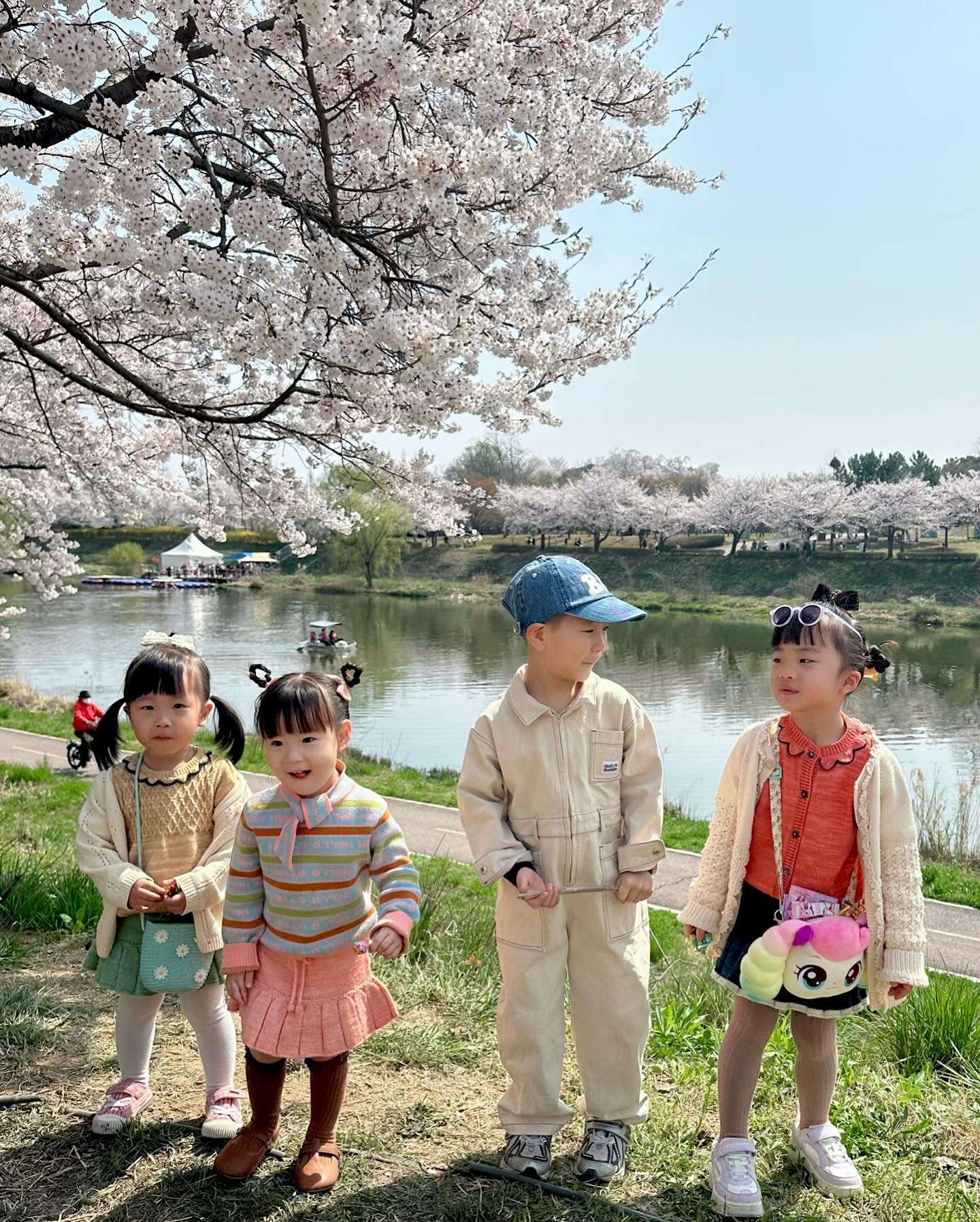 #꽃놀이3탄🌸 
아침부터 안산으로 달려온 
승준이팅구 해나💕채이팅구 예나💕
잘 놀다가 승준이가 애착 막대기 잃어버려서^^^
다같이 그거 찾아주겠다고ㅋㅋㅋㅋ
낙엽 뒤엎고 난리난리😇
착한친구랑 동생들이 가져오는 막대기마다
이거 아니라고...☺️ㅋㅋㅋㅋㅋㅋㅋ
아빠는 막대기 커스텀제작 까지 했는데
거절당함🥳ㅋㅋㅋㅋㅋㅋㅋㅋㅋㅋㅋ
집에선 냉수로 물놀이까지 하고 자알 놀았다🥰ㅋㅋㅋ