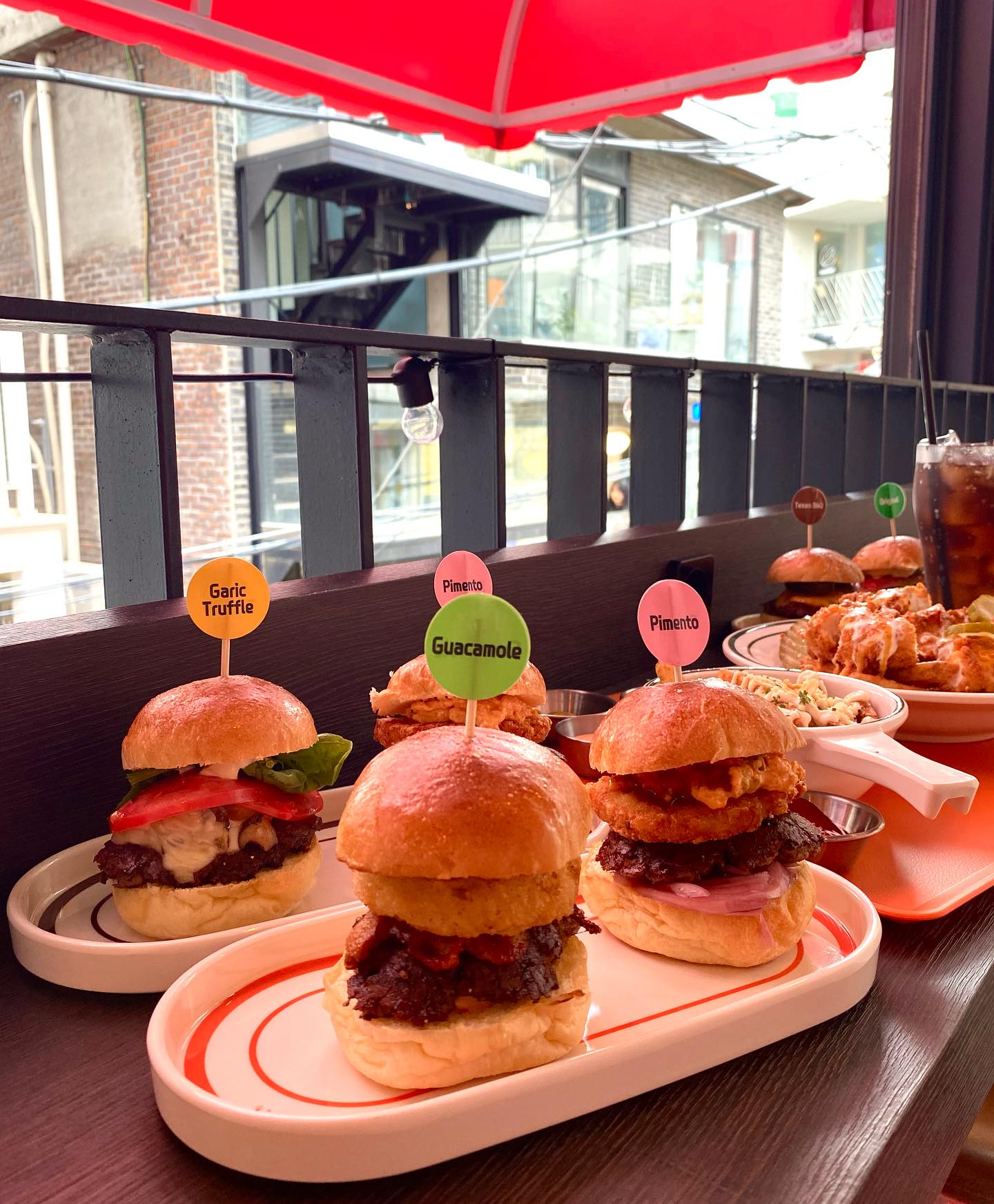 #제품제공 #체험단
연남동에 위치한 미국 정통 핑거 수제버거 🍔♥️

보통 수제버거 하면, 먹다보면 재료들이 다 튀어나오고,
분해되서 먹기 힘든 경우가 많은데 요건 한입 베어 먹기도
편한 사이즈라! 또 종류별로 맛 보기에도 너무 적당한
사이즈에용! 한 가지 맛만 보면 아쉬우니 두가지 맛
다 즐길 수 있어 좋습니당,,🫶🏻

소고기 패티도 두툼하고 노릇 노릇하게 잘 구워져서
너무 맛있게 잘 먹었네요! 메뉴도 다양해서 다른 맛들도
궁금해지더라구여,, 저의 최애 메뉴는 갈릭 트러플 !🤎
진한 트러플 향이 어우러져 담백하고 더욱 풍미있는 수제버거!

오픈기념 1+1+음료 = 9900원 이라는
혜자스러운 가격까지!🍻

📍슬라이딩샘스
(동교로38길 27-5 2층)
🖇️ 홍대입구역 3번출구 도보 10분
🖇️ 11:30-21:30 (매주 화요일 정기휴무)

매장에서, 가을 야구 중계도 한다네요🍂
실시간 야구 관람하며, 햄맥 어떠세용!!!🍔🍟🍻
연남동 데이트 갈 때 맛난 수제버거 한번 맛 보러 오세욤🫶🏻