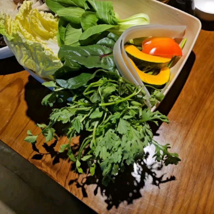 #샤브인스시 #협찬

안산 롯데마트 (시외버스터미널쪽)에
#샤브샤브맛집 새로 오픈했다고 하길래
남편과 주말에 함께 다녀왔어여♡

#안산고잔동맛집
#안산무한리필

모든것이 다 무한리필!? 🤩🤩🤩
고기며 야채며 칼국수면 음료수까지 무한리필이라니
게다가 처음엔 1인당 10pcs 초밥도 서비스로 준답니다
초밥을 더 먹고 싶다면 추가금액 내고 이용하면 되는데
양이 너무 많고 무엇보다 고기 퀄리티가 너무 좋고
다른 야채들 배채우느라 배가 빵빵...

근데 초밥도 오마카세급이라서 그런지 맛있었습니다♡

샤브샤브는 신선한 냉장육 프라임 샤브샤브가 나와서
끊임없이 육수에 넣어 소스 3가지에 찍어먹느라
바빳던것같아요
(소스 유자폰소스/마라칠리소스/참깨소스)

야채는 새송이버섯 목이버섯 표고버섯 팽이버섯
숙주 미나리 청경채 그 외 등등 너무 다양하게
나왔는데 이것들도 다 무한리필이라니
야채 좋아하시는 엄마 모시고 오면 너무 좋아하시겠더라구요 

배가 어느정도 찬거같다 싶으면 칼국수면을 준비하세요!
육수도 양이 없다 싶으면 추가해주시고
야채도 없다 싶으면 직접 갖다주시더라고요

셀프는 음료랑 아이스크림! (아이스크림 맛있져요)

맨 처음 같이 나온 겉절이 김치랑
칼국수랑 같이 먹어주면 환상적인 조합 ♡
또 먹고 싶어지네요...또..또 먹고 싶다

매장내부도 룸이 있는 공간이 따로 있어서
#연말모임장소 #송년회모임 #신년회모임
으로 오기에도 최고일것같아요 👍

영업시간 낮12시~오후9시(매주 월요일 휴무)
주차 3시간30분 무료
롯데마트 영화관이랑 같은 층
배불리 먹고 쇼핑하기도 딱 좋음

#메리크리스마스 인 만큼 
📌오늘 12월25일에도 오픈한다고 합니다 🥰🥰🥰