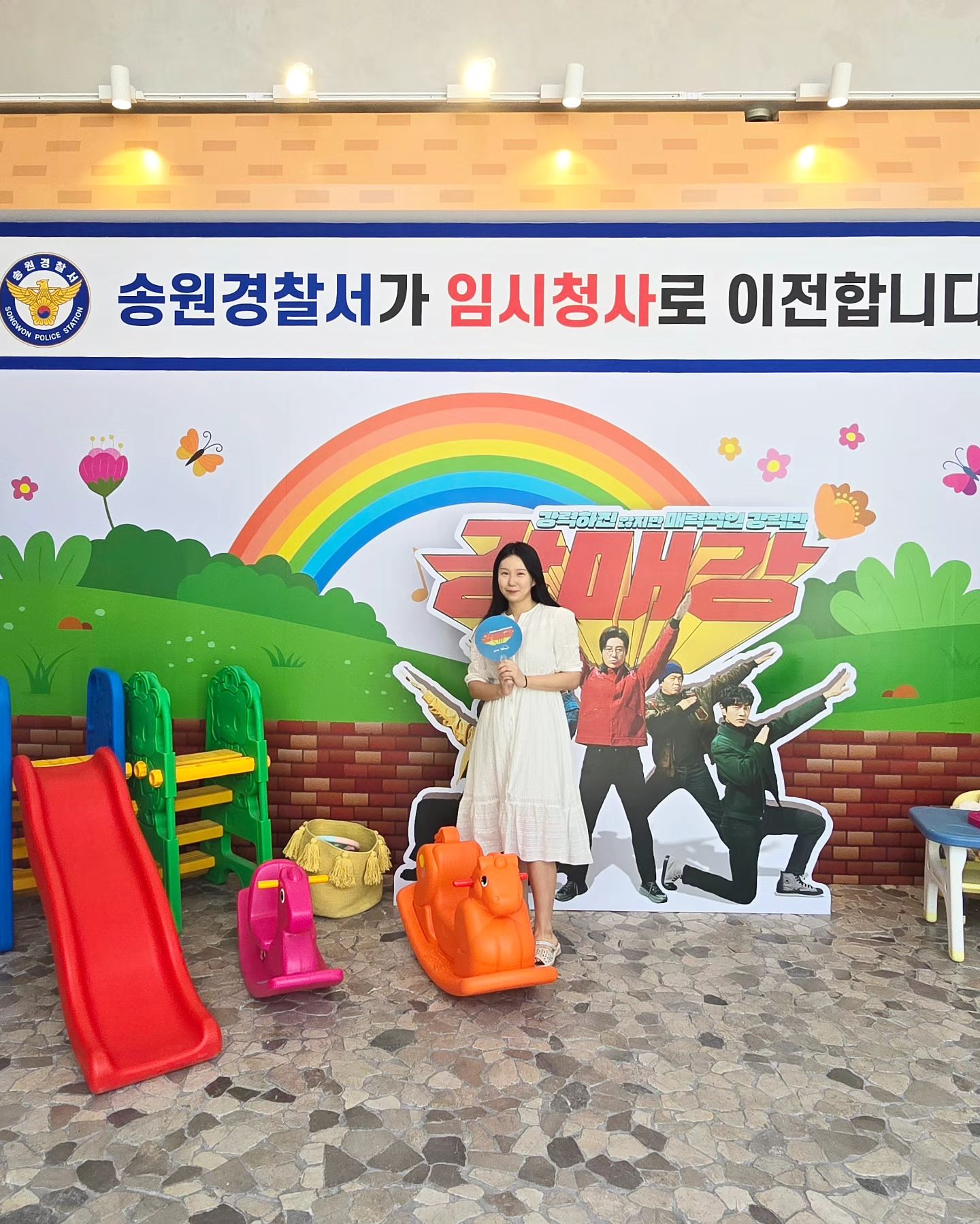 #유료광고
디즈니+에서 또 하나의 대박작품이 탄생했어요!
하이킥 제작진이 만든 강력 코믹 수사극 #강매강 인데요

어린이집으로 쫓겨난 전국꼴지 강력반이 초엘리트 반장 동방유빈과 함께 최강의 원팀으로 거듭날 수 있을까요!?

안그래도 코믹 좋아하는데 #디즈니플러스 에서 말아주는 코믹 수사극이라니 이건 꼭 봐야죠!

범죄도시에서 활약한 #박지환 의 코믹 연극과
맑눈광 형사 #김동욱 그리고 #서현우 #박세완 #이승우 까지 완전 기대되는 케미라구요💕

현재 강남 일상비일상의틈에서  9/4(수) 오전 11시 ~ 9/8(일) 오후 9시까지 #강매강_스페셜팝업 진행 중인데요.
다양한 체험과 함께 하이앵글 네컷사진도 찍을 수 있으니 여러분도 방문해보세요!😄

#DisneyPlus #9월11일공개 #seoulbusters