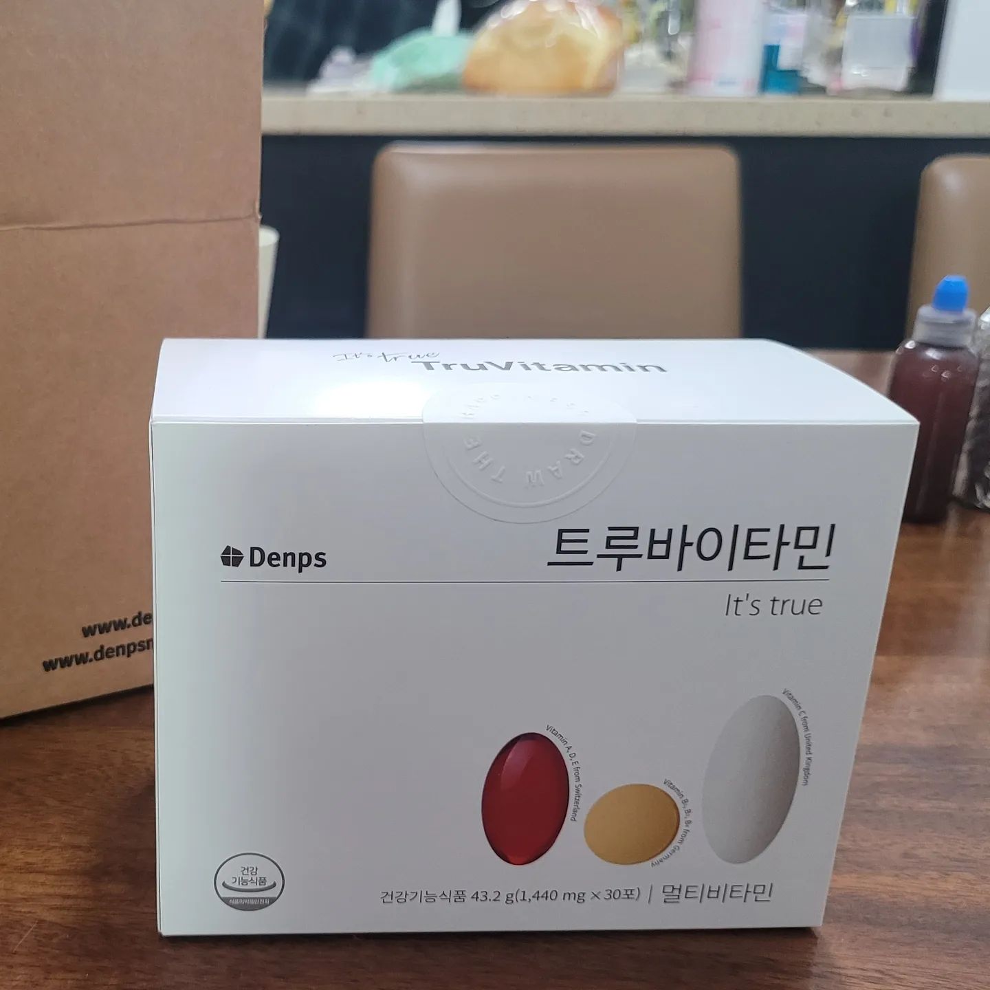 #협찬 #덴프스 

이미 오래전부터 덴프스비타민만 이용해왔던 우리집~  아이들도 덴프스를 이용하고 있고 
우리부부도 덴프스 종랍비타민을 하루에 한포씩 챙겨먹는다

일단 가장 좋았던건 비타민A,B,C,D,E 한팩에 담겨져 있어 따로따로 챙겨먹지 않아도 되는 장점이 있다 ㅎ

무엇보다 수용성 비타민 B를 중요시 생각하는 1인으로 4,000%
고함량이 들어있어있는점이 가장 맘에 들었다 

비타민A: 눈&피부건강, 비타민D: 뼈 건강, 비타민E: 항산화, 비타민B군: 에너지&활력, 비타민c: 항산화)  모두 갖추고 있어 가족건강비타민으로는 제격인듯~!!!^^

#트루바이타민 #공유비타민 #종합비타민 #비타민c효능 #멀티비타민 #비타민씨종합비타민추천 #건강관리 #건강스타그램