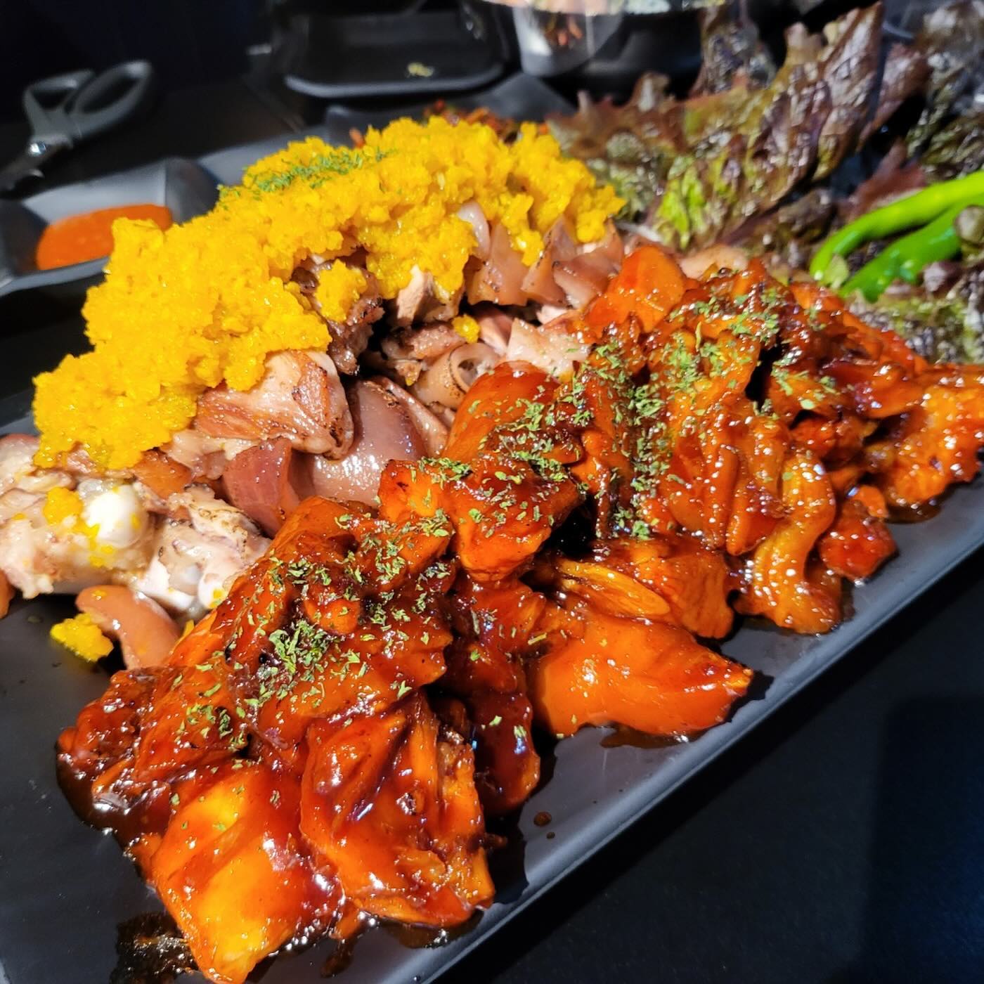 존맛탱👍🏻 껍데기 많은 족발 조큼 싫어하는데
부드러운 살코기도 많고 존맛탱♥️
마늘족발+불족발
껍데기 좋아하는 사람들은 더 좋아 하실듯
보쌈도 조금 주셨는데 핵존맛이라 담엔 보쌈 먹으러 가야지😚

얼큰 우돈탕은 소주각임 
담주까지 술마시고 조만간 다시
금주할껀데 그전에 보쌈뿌시러 가야지

#대전기대만족괴정점 #대전맛집 #대전족발맛집 #대전보쌈맛집 #대전괴정동맛집 #대전한민시장맛집 #대전롯백맛집 #대전존맛 #기대만족괴정점 #대전신상맛집 #대전마늘보쌈맛집 #대전불족발맛집