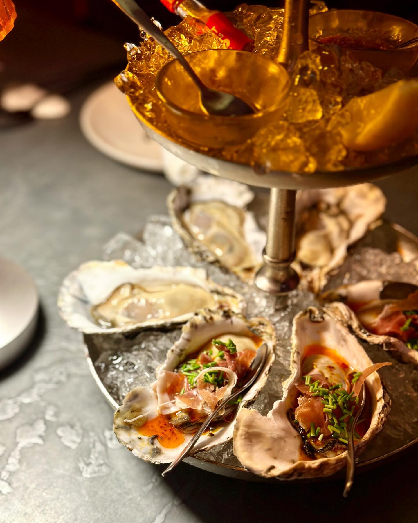 나를 자꾸 기대하게 만드는 와인바🥂

뭐 했다고 12월이죠? 올해도 참 바쁘게 살아냈네요.🥹
나이가 들면서 기대하지 않는 습관이 생긴 것 같아요.

하지만 말이죠. 그럼에도 불구하고 나도 모르게.
기대하게 되는 것이 더러 생기게 되더란 말이죠.

솔티서울이, 이곳에 있는 셰프들이,💛
저에게는 그런 공간, 그런 사람들이에요.💜

바쁘다는 핑계로 자주 찾아가지는 못하지만.
이따금 이곳에서 그들을 만나면 참 행복해요.

와인에 대한 무한 사랑 뿜뿜하는 리스트와 글라스.
와인과의 마리아주가 굉장한 아주 맛있는 음식들.
화려하지만 매우 섬세해서 감동받게 만드는 서비스.
분위기 압도하는 로맨틱 조명과 감각적인 사운드. 
 
다시 생각해도 뭐 하나 흠잡을 것이 없는 곳이네요.
덕분에 늘 좋은 사람들과 행복한 시간 보냅니다.💖

(갑자기 주말 아침에 솔티 파스타 먹고파 쓰는 피드…🤤)

#압구정맛집 #압구정로데오맛집
#압구정와인바 #압구정로데오와인바 
#라미_압구정 #라미_압구정로데오 #솔티서울