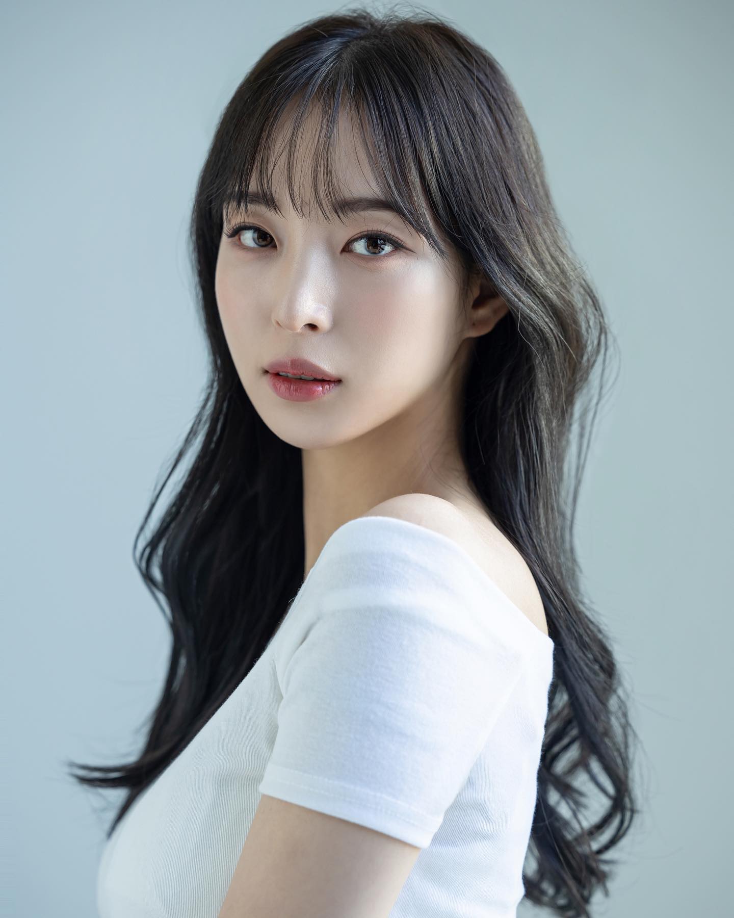 Aura

#photographer novstudio_ 
#makeup makeup_yejin 
#hair chlena.sein
