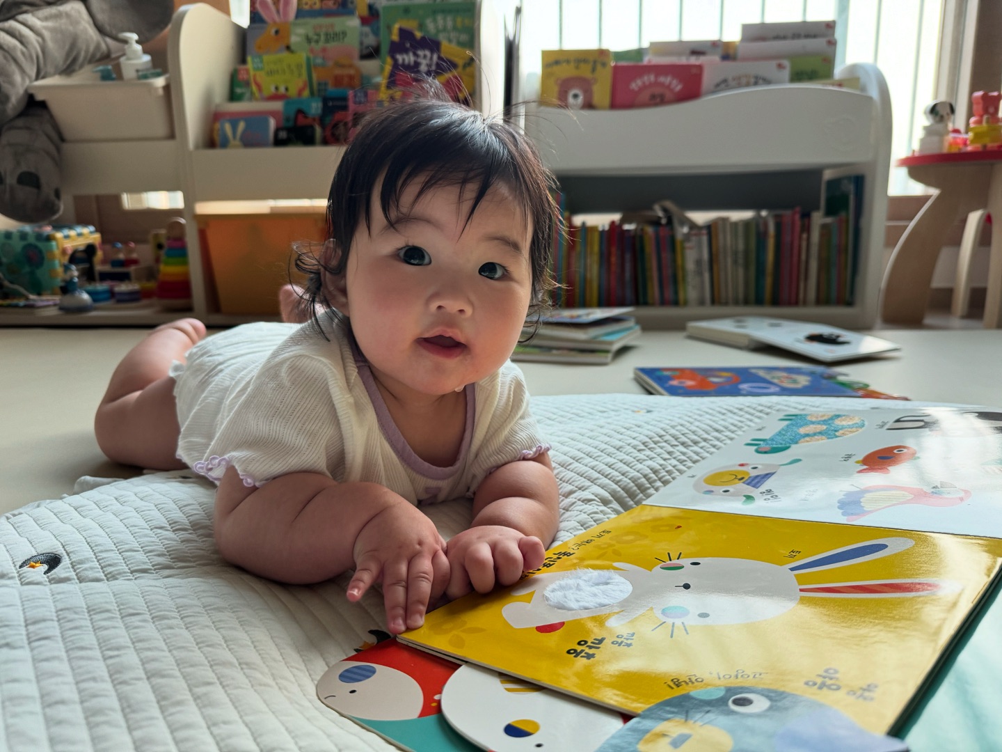 문화데이🎧📚 
엄마가 이제 문센 등록해줄게…
친구들 만나보자 베이비 
이제 쫌 육탄전 전초전같아..^___^ 

나는 네가 안아주기만 하면 샤르르르르 녹아 Yeah

#천하장사_우리_문스타💛 
#막짤은보너스 
#5개월 #집콕육아