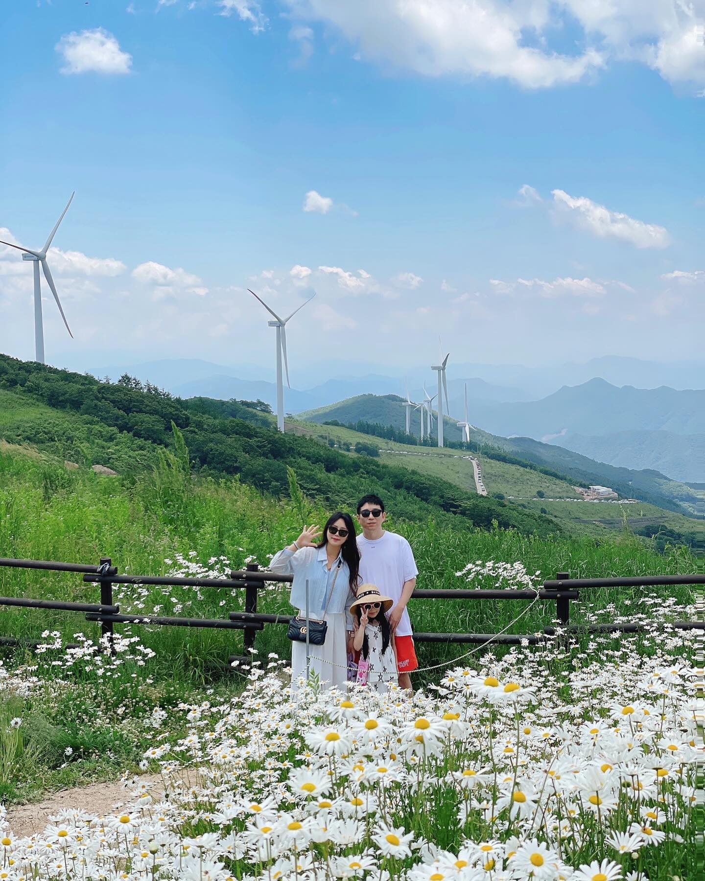 𖤐

날씨도 좋고 넘 예뻤던 #육백마지기 
이번주 절정이라더니 정말이지 #데이지천국🌼🌼🌼 
⠀⠀⠀⠀⠀⠀⠀⠀⠀⠀⠀⠀⠀⠀⠀⠀
⠀⠀⠀⠀⠀⠀⠀⠀⠀⠀⠀⠀⠀⠀⠀⠀
⠀⠀⠀⠀⠀⠀⠀⠀⠀⠀⠀⠀⠀⠀⠀⠀
⠀⠀⠀⠀⠀⠀⠀⠀⠀⠀⠀⠀⠀⠀⠀⠀
⠀⠀⠀⠀⠀⠀⠀⠀⠀⠀⠀⠀⠀⠀⠀⠀
#꽃보다하리🌸 
#가족스타그램
#엄마랑아빠랑딸이랑
#백년만에쓰리샷
#평창가볼만한곳 
#육백마지기🍃 
#데이지꽃밭