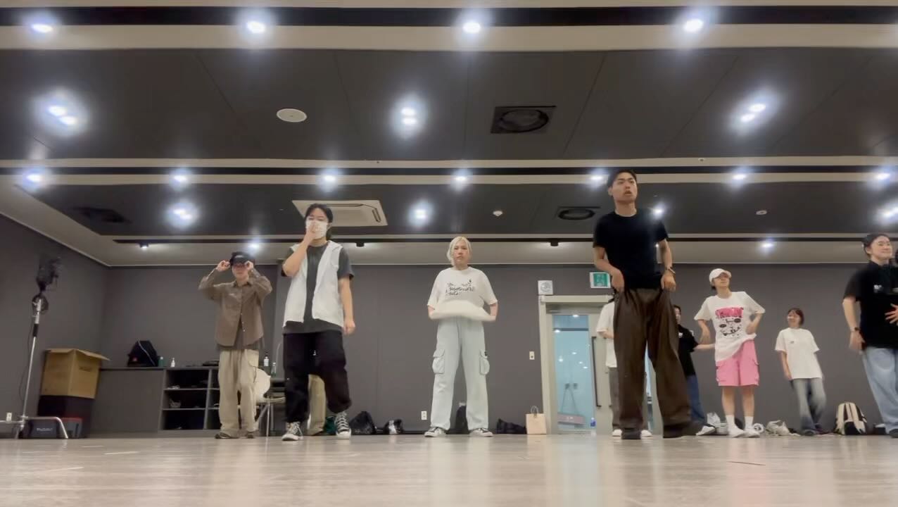 1학기때 못 올렸던 2학기 무표제, 안무법 결산...✨
자존감, 자신감 바닥 이슈로 1학기때 못 올렸지만 더 성장한 2학기고 더 성장할 거기에 기록하는 게시물!

chaekit222 
항상 해보지 않았던 무브들이라 몸에 맞지 않아 어려워했던 안무법이지만 교수님 말씀 들으며 막상 추다보면 너무너무 행복하게 출 수 있었던 안무법 이였습니다🩷 2학기도 너무 핫하고 배울 점이 그득했던 수업들이였습니다! 2학년땐 더 성장한 모습으로 즐기고 싶습니다 항상 감사합니다❤️‍🔥

mo.b1983 
무표제만 들으면 욕심이 가득해져서 스스로 속상할 때가 많았지만 중간중간 해주시는 교수님의 피드백으로 춤 뿐만 아닌 마음도 성장할 수 있었던 무표제였습니다🥹🩷 한 안무를 배우고 끝 이 아닌 그 안무로 인해 춤이 늘 수 있는 수업들이였습니다! 무표제도 전공실기도 2학년땐 더 성장해서 속상하기보다 만족도 하는 제가 되겠습니다 항상 감사합니다❤️‍🔥