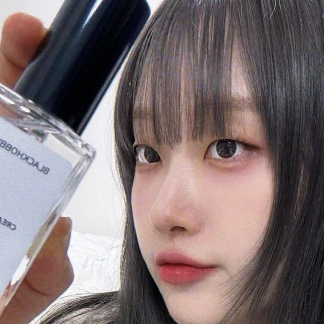  복숭이 on Instagram: "#광고#협찬

BLACK HOBBY
나의 블랙하비는 gloomy 인데 공감하는 사람?
-
본론으로
-
블랙하비는 어두운 취미를 뜻하는,
겉으로 드러나지 않는 내면에 숨겨진
나만의 취향을 찾아주는 향기 브랜드이다.

내가 고른 크림클라우드는 대학교 시절부터 찾던 그 사람의 향이었다.
흔하지 않은 섬유유연제와 알 수 없는 향수가 만나, 이 공간에 그 사람이 다녀갔는지 바로 알아챌 수 있는 그런!
혹시 당신도 누군가에게 향으로 기억되고 싶나요?
그렇다면 500종의 향기를 판매하는 블랙하비에서 나만의 향을 입어보세요 🖤

#향수#니치향수#향수브랜드#블랙하비#드레스퍼퓸#퍼퓸#남녀공용향수"