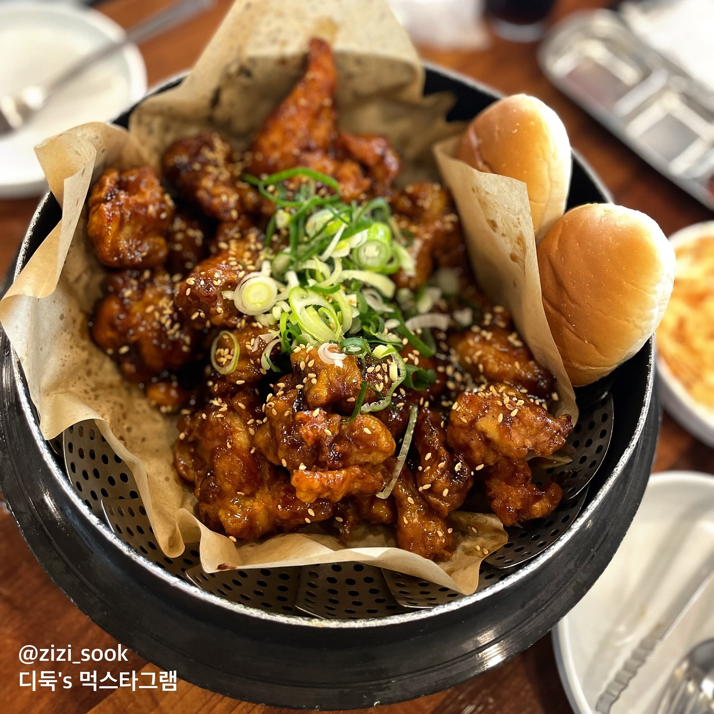 냐미냐미 맛있다 (*˙︶˙*)☆*°

#남문통닭 #수원왕갈비통닭