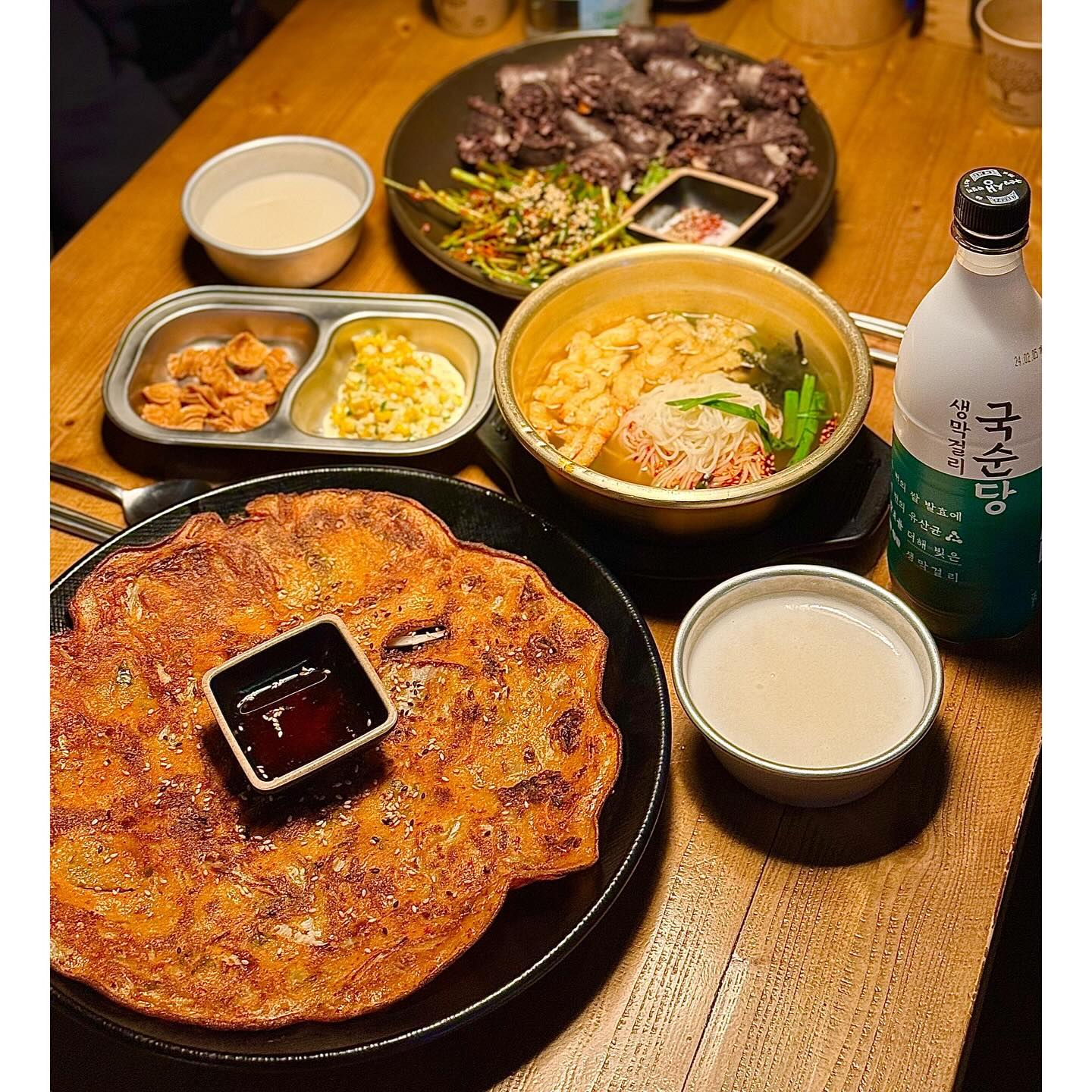#협찬 
레트로 감성 가득한 분위기 맛집,
🌺#동백연화미사점 에 다녀왔어요!

안주도 맛있기로 유명한 #망월동술집 인 만큼
시장국수, 시골순대, 김치전에 막걸리까지
테이블 꽉 꽉 채워지게 주문해보았는데
왜 다들 동백연화만 오면 만취해서 간다고 하는지
이해가 될만큼 요리들이 하나 같이 맛있었습니다🥹
맛있는 안주에 술 한잔씩 반복해서 먹다 보면
만취하는 거 시간 문제 맞더라구요🙈🧡
정갈한 한식 안주에 막걸리 마시기 좋은 술집,
비오는 날 가면 더 더 좋은 #동백연화 
데이트코스나 모임장소로 추천해요👍🏻✨

📍 경기 하남시 미사강변중앙로158번길 27
☎️ 031-792-7716

#분위기에취하고술에취하는 
#하남안주맛집 #미사역술집