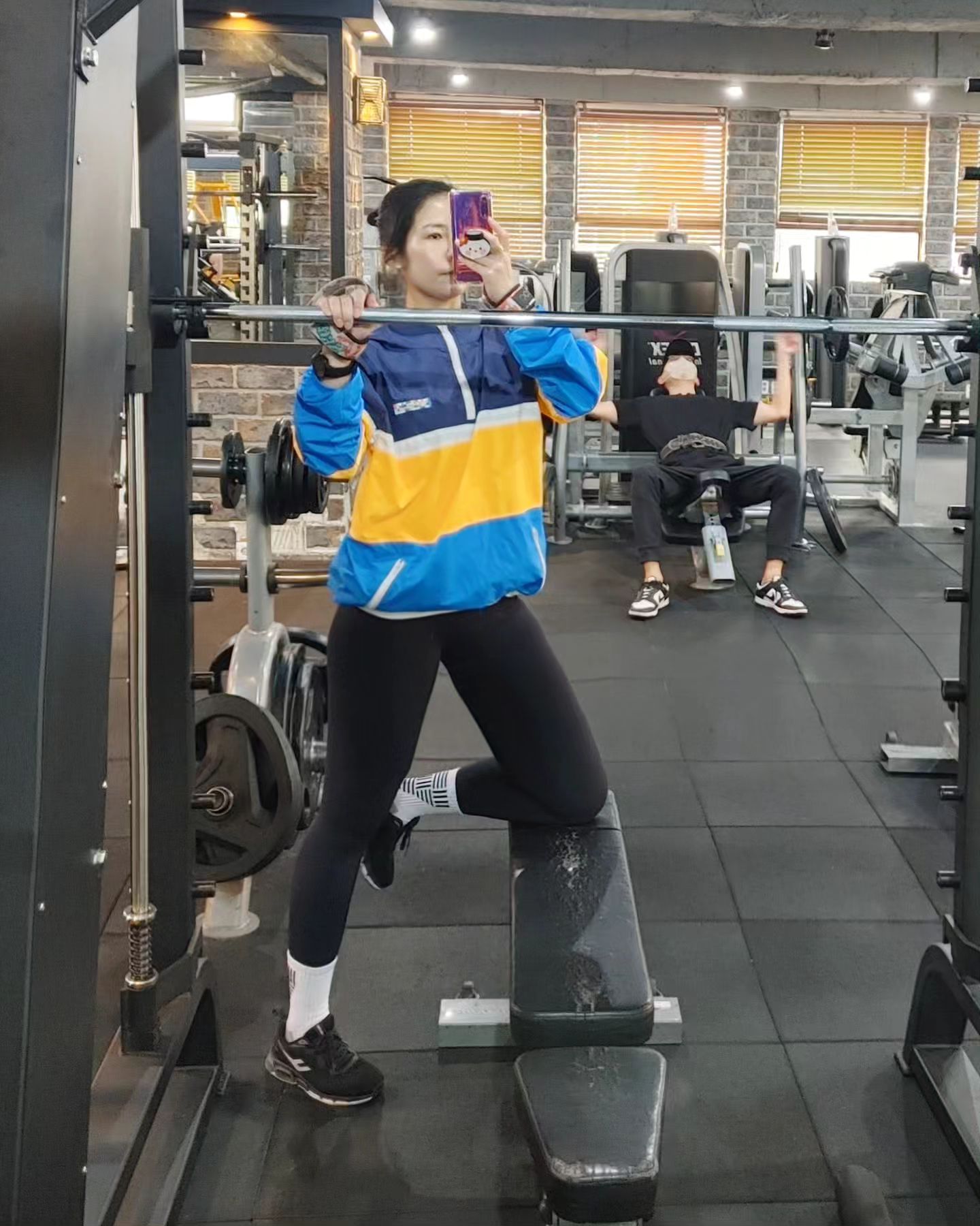 #주말 #오운완 #운동기록 💪🏋️

#20240119금  등
#20240120토  등2
#20240121일  한주의 마무리 웨이트
 

주말.... 회복중...👏
싸우고 먹었던 조개전골 🙄
이번주 초코가 없었다면 난 정말 힘들었을거야!
정신이 온전치 못하고 몸이 아파도 운동은 해야지😐
저기전에 참아왔던 #하이베포정1알 💊
 

#이운동의끝을다시써보려해3 #스트레스수준
#예민그자체 #이게다층간소음때문이야 🤬😬
#일요일 #조개전골 그리고 #베트남여행선물 🇻🇳