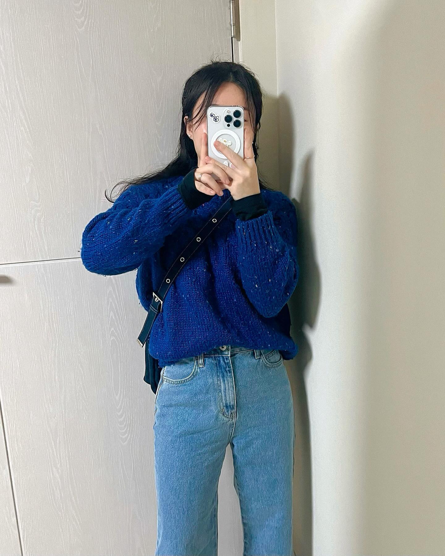 외투 들고 다닐만큼 날씨 너무 날씨좋다 💙🩵
