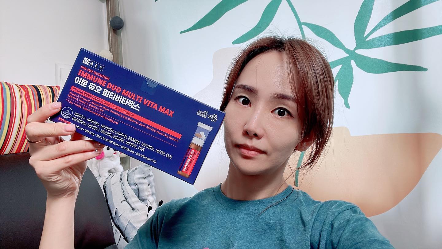 #협찬 #💊
명절선물 연휴에도 비타민은 종합비타민으로 챙겨야죠. 여행 이동 등으로 피곤할 컨디션을 미리 챙기자구요. 특히 수험생에게 좋고, 부모님 선물로, 직장인의 컨디션 관리로 추천해요. 편하게 카카오선물하기에서 주소를 몰라도 간편하게 선물할 수 있어요.
⠀
맛있는 레드자몽맛으로 거부감 없는 액상과 같이 있는 알약을 같이 섭취해요. 액상과 알약형태로 되어있어 액상의 흡수가 빠른게 장점이에요.
하루 한번 딱 한병이면 된답니다👍
⠀
⠀

https://gift.kakao.com/product/7596518

⠀
#수험생선물 #수험생영양제 #이뮨비타민 #마시는비타민 #명품비타민 #종근당이뮨비타민 #선물추천 #카카오선물하기