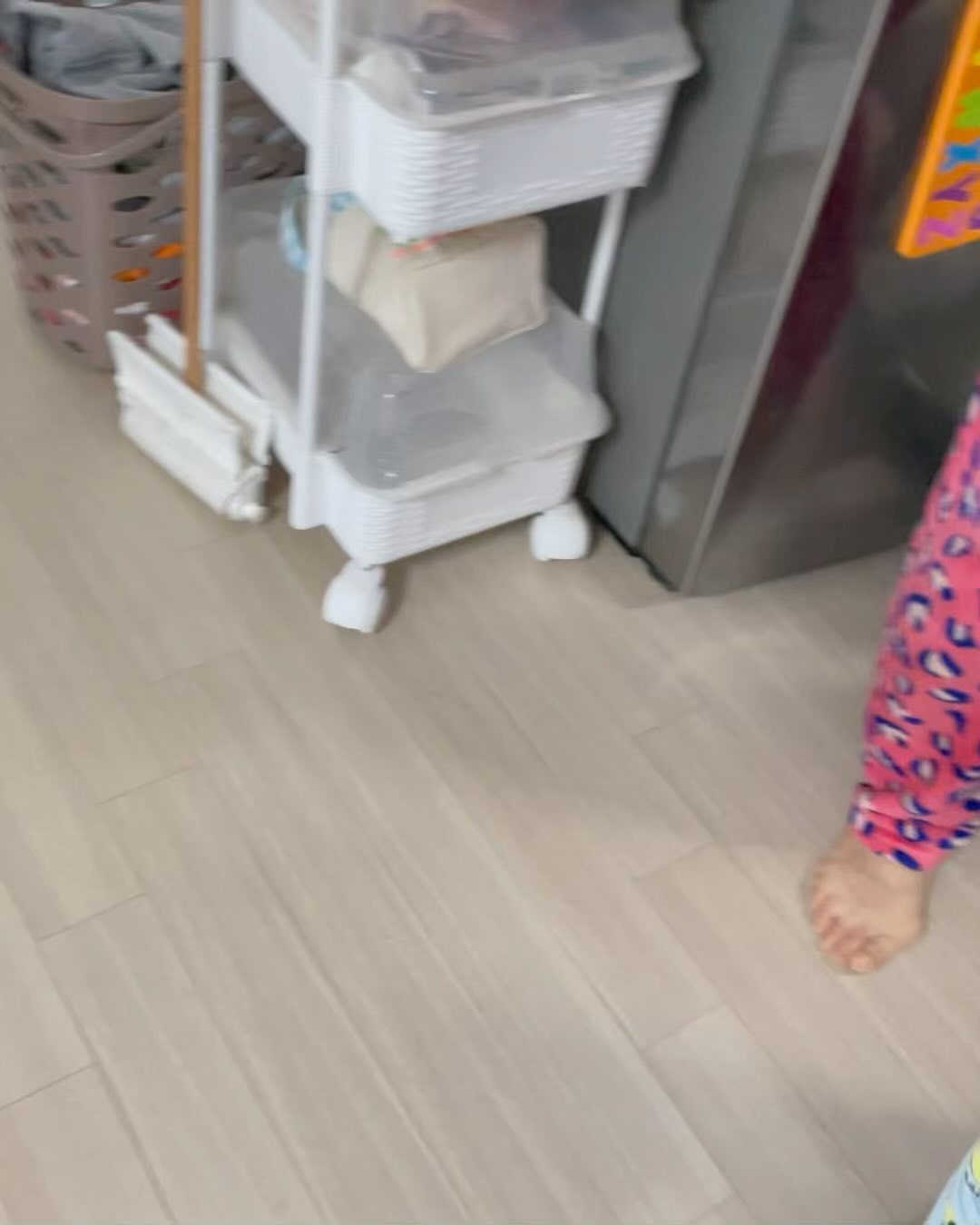 메리크리스마스 선물 개봉💖💖
깜빡하고 선물 머리맡에 놔두고 못자서
급하게 현관앞에 산타할아버지가 두고 갔다함ㅋㅋㅋ
너무 기뻐해줘서 고마오💖💖
시크릿쥬쥬 노트북 하루종일 직장인마냥 타자침ㅋㅋㅋ
어머님 아버님 선물 너무 감사합니당💖💖