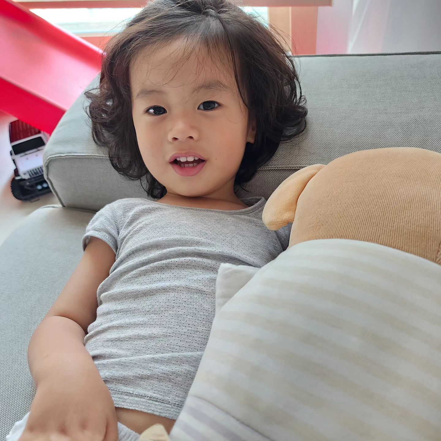 😊

굳이 새벽에 나를 깨워 거실에서 자게 하는 둘째.

소파에 누워있노라면 꾸물 꾸물 비집고 들어오는 귀여미 둘째☺️

#일상 #둘째 #육아일상 #아들육아 #형제육아