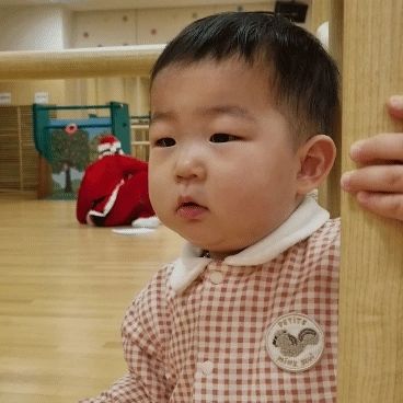 🎄D+373
산타할아버지 처음 본 꿀별씨🎅

아이들의 눈은 너무 순수한거 같다ㅋㅋㅋ 보통 할아버지랑 좀 남다르게 생기긴 했지만 저렇게 뚫어지게 보는 이유가 뭐야 ㅋㅋㅋㅋㅋㅋ🤣
선물 받는데 당황해서 엄마한테 뛰어오는거 너무 귀여어ㅠㅠ❤ㅋㅋㅋ

딱 돌 지나니까 이제 진짜 잘 걷는다.. 근데 자기가 원하는 대로만 가려고해서 손 뿌리치고 막 가니까 눈을 뗄 수가 없네ㅜㅜ
안전하게 건강하게 쑥쑥 잘 크자 아들❣️

23.12.17