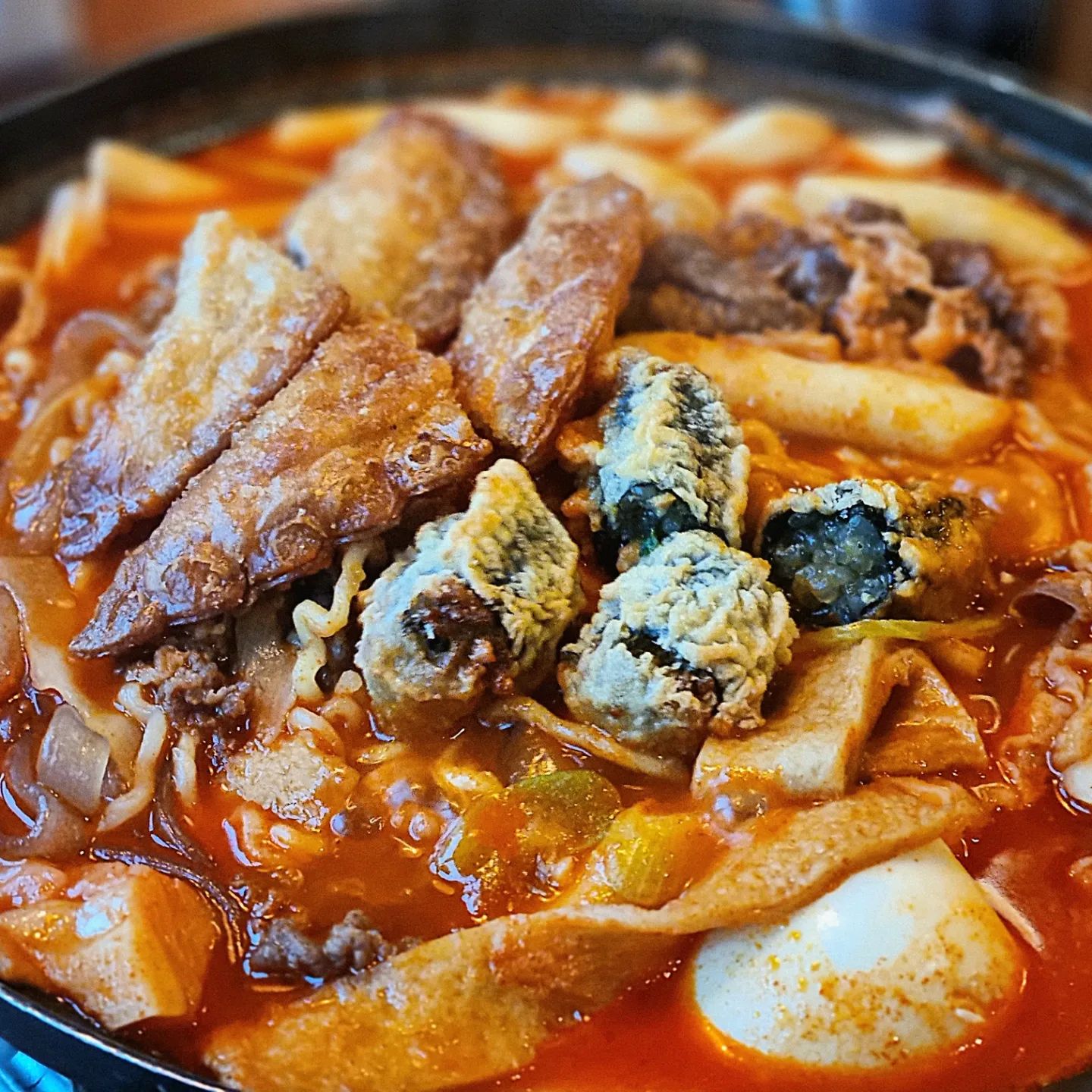 #협찬
🤟 

🔸️호랑이분식 서현본점 [즉석떡볶이]
🔸️경기 성남시 분당구 서현로 204 엘지에클라트2차 2층 

오늘 리뷰는 "호랑이분식 서현본점"입니다😃 

호랑이분식 서현본점은 서현역 도보 2분 거리에 있어요👟 

호랑이분식 서현본점은 입구부터 시크한 인테리어로
다른 분식집과는 다른 첫인상을 줬어요!😍 

주문한 메뉴는 차돌빨간떡볶이와 치즈볶음밥! 

쿨피스를 서비스로 주셔서 다른 음료는 시키지 않았고
술도 판매하더라구요!👍
마시고 싶었지만 차를 가져갔기에 패스🥲 

분식 맛이 다 거기서 거기일거라고 생각했지만 
역시나 저의 생각은 틀렸습니다! 

차돌, 넙적당면, 라면사리, 달걀, 김말이, 만두! 
신선해보이는 재료가 푸짐하게 쌓여있고
아래에는 떡과 어묵이 가득 들어있더라구요😍 

맛잘알 사장님의 특제소스 덕분인지 
떡에 양념이 고루고루 너무 잘베어있어서 

떡과 양념이 따로 도는 다른 분식집과는 
큰 차이가 있어요! 👍 

떡볶이 소스와 튀김 조합은 말모🤩 

떡볶이를 배터지게 먹고 마무리는 뭐다?
한국인의 마무리는 뭐든 볶아야죠❤️ 

볶음밥은 셀프입니다! 하지만 어렵지 않아요
궁물과 볶음밥을 냄비에 넣고 볶기만 하면 끗👍 

치즈로 이불을 덮으니까 완-벽이죠😀 맛 쵝오👍 

떡볶이 종류가 다양해서 다른 종류도 먹으러
또 방문할 예정입니다 😄 

이상 양념이 잘베어드는 즉석떡볶이 맛집
"호랑이분식 서현본점" 리뷰였습니다😍 

#협찬 #분당떡볶이 #분당떡볶이맛집 #서현떡볶이 #서현역떡볶이 #떡볶이밀키트 #분당즉석떡볶이 #떡볶이맛집 #서현역맛집 #스토리앤체험단 #스토리앤 #서현즉석떡볶이맛집 #서현떡볶이맛집 #서현점심 #서현저녁 #분당맛집 #성남맛집 #차돌떡볶이 #마늘떡볶이 #호랑이분식 #호랑이분식서현 #호랑이분식서현본점 #먹팔맞팔 #먹스타 #먹소통맞팔