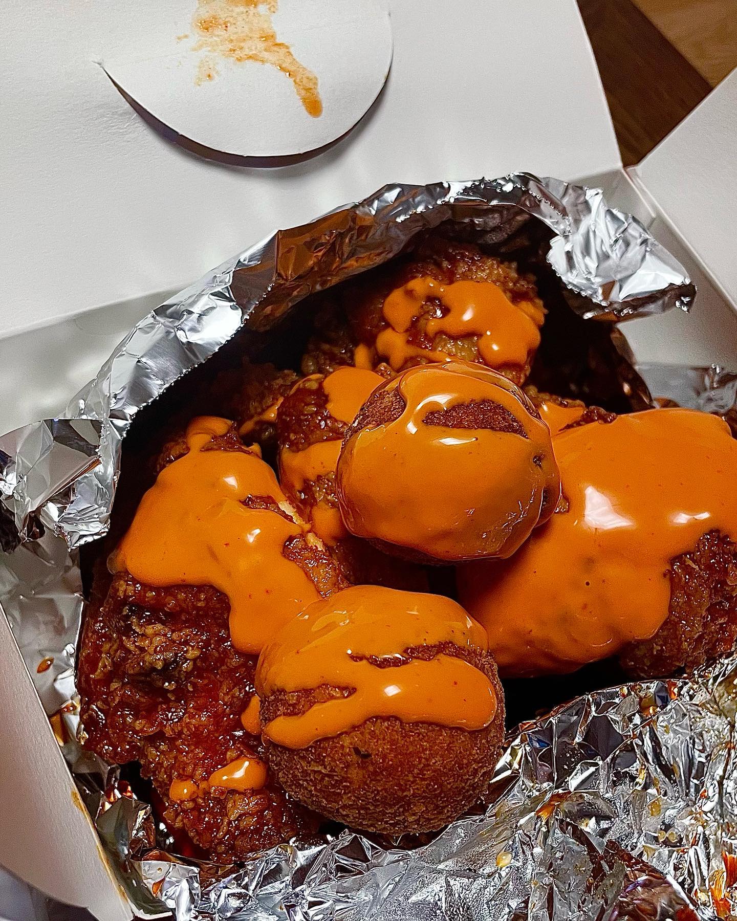 #협찬 #맵달킹 #불닭마요킹 #후참잘신메뉴 #후참 #후참잘 #후라이드참잘하는집
good__fried 후라이드참잘하는 집에서 맵달킹이 출시되었습니다! 바로 저도 시켜봤는데요. 대존맛..

✔️맵달킹 메뉴 소개 
-매콤달콤한 특제 양념소스에 불닭마요킹 소스를 뿌려먹을 수 있어요 !! (신의 한수..❤️)
-양념치킨의 끝판왕인,, 후참잘 맵달킹 ❤️
-소스가 부드럽고 비주얼 장난아니쥬? ❤️

불닭마요소스는 엄청 맵지도 않고 매콤하고 고소해서 같이 곁들여먹기 좋았습니다! 저희 엄마도 너무 맛있게 드셨어요 ㅎㅎㅎ 기본적으로 1개씩 소스 제공되는데 추가로 시킬 수 있는 점! 

콜라는 기본적으로 배달시키면 오는데 역시,, 맛잘알인 후참잘은 펩시콜라까지 ~ (포장은 따로 구매해야해요!) 왜냐면 방문포장은 4천원까지 할인해주시거든요.. 👏👏 꿀팁이다요 

✔️후라이드 참 잘하는집 할인 정보 
- 배달의민족/배민원 매주 금요일 2천원 할인
- 요기요 매주 월요일,수요일 2천원 할인

후참잘 배민 브랜드관 찜을 하게 되면 
찜한 브랜드는 상단 노출이 되며, 할인 소식을 정말 빠르게 받아볼 수 있어용 💛

#협찬 #맵달킹 #불닭마요킹 #후참잘신메뉴 #후참 #후참잘 #후라이드참잘하는집