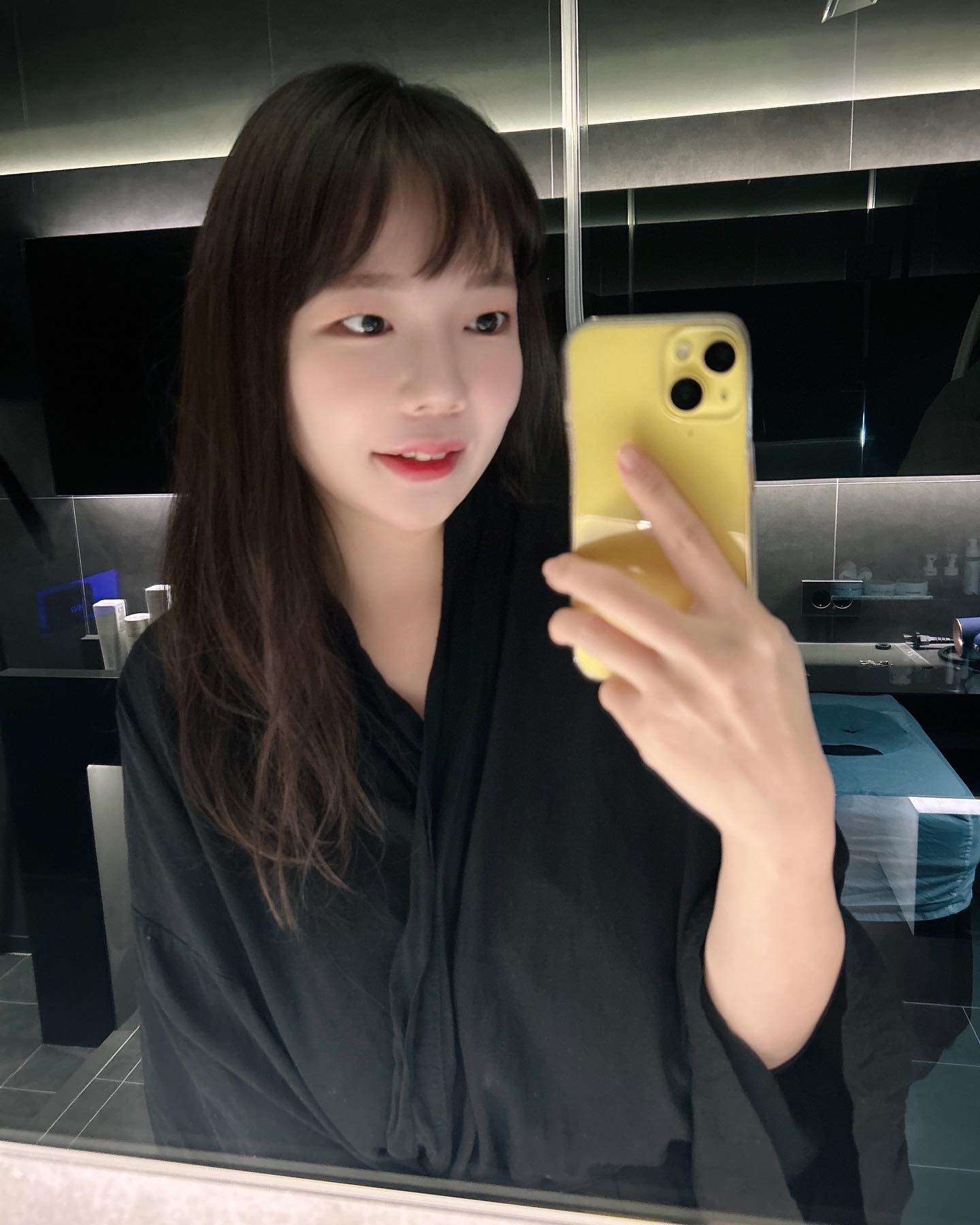 주말에 보름이 남편한테 맡기고 신나게 마사지 받고 왔어요!💆🏻‍♀️
무슨 마사지냐구용!? 미세전류🔌 마사지!⚡️

디프네는 청담동에 제가 웨딩 촬영이랑 본식드레스 맞췄던 건물 
지하에 있더라구요 
청담동인데도 발렛도 편했던 기억이 있어서 여기 오는데 
어려움 없이 잘 찾아 갔답니당ㅎㅎ🚗

특이하게 인포메이션에 사람이 없어요 
무인 시스템을 강조하는 곳이였는데, 뭔가 신비로운 바다속으로
들어가는 느낌이랄까!? 🌊

파란색 배경에 굉장히 신비로운 분위기의 공간이였어요.💙

커다란 키오스크를 통해 필요한 서비스를 선택하고 결제하면
여러사람이 같이 이용하는 공간이 아닌 나만의 마사지 공간으로
들어 갈 수 있어요
샤워실도 단독으로 옆에 있어서 마사지 끝나고 샤워도 할수 있답니다!🚿

이부분이 참 좋더라구요ㅎ 
가끔 아무리 프라이빗 한곳이라고 해도 바쁘면 배드가 두개라 
모르는 분과 같은 공간에서 마사지 받았던 경험이 많아서 그런지 
너무 맘에 들었어요😆
혹은 샤워실이랑 탈의실이 한공간이라 다같이 사용해야 한다거나,,,

얼굴 전체에 바르는 보톡스 크림을 발라주시고 
신기한 미세전류로 마사지 해주시는데 막 움찔 움찔ㅎ
얼굴을 만져주시는데 손끝이 찌릿찌릿ㅎ⚡️

전기가 손끝까지 쫙쫙 간다는 소리겠죵!

아프지 않은 얼굴 리프팅이 가능한 곳이였어요ㅜㅜㅜㅜ 너무 만족해!
림프절을 자극해 붓기도 쫙쫙 빠지고 노폐물도 쫙쫙 빠지고~♻️

친절하고 예쁜 버디님 이름도 보름이였어요ㅎㅎ
우리딸 이름이랑 같다고 막 좋아했던ㅋㅋ 
보름이라는 이름을 가진 사람은 다 이쁜가봐용🥰

손끝이 진짜 야무져서 약 한시간 수다도 떨고 엄청 시원하고 신나는 
마사지를 받고 나왔는데, 정말 추천드려요 친절함 대박임..... 
물도 많이 마시라고 해주시고 물도 가져다 주시공ㅎ🚰 

연예인들도 많이 왔다가 가는 곳이라 그런지 싸인도 한가득이더라구요
 
아프게 울*라 한번 받을 돈으로 여기 안아프게 여러번 가면 될듯..ㅋㅋㅋ 

#강남피부관리 #청담에너지테라피 
#체형관리 #슬리밍 #청담마사지
#MRT #미세전류 #handtherapith 
#다이어트 #연예인다이어트 
#디프네 #deepene #리츄얼스파 
#디프네퍼펙션 #힙플레이스
#무인시스템 #우주공간 #버디보름

When you wake up,
you will be REBORN

deepene 
deepene_boreum

DEEPENE 
DEEP ENERGY
디프네