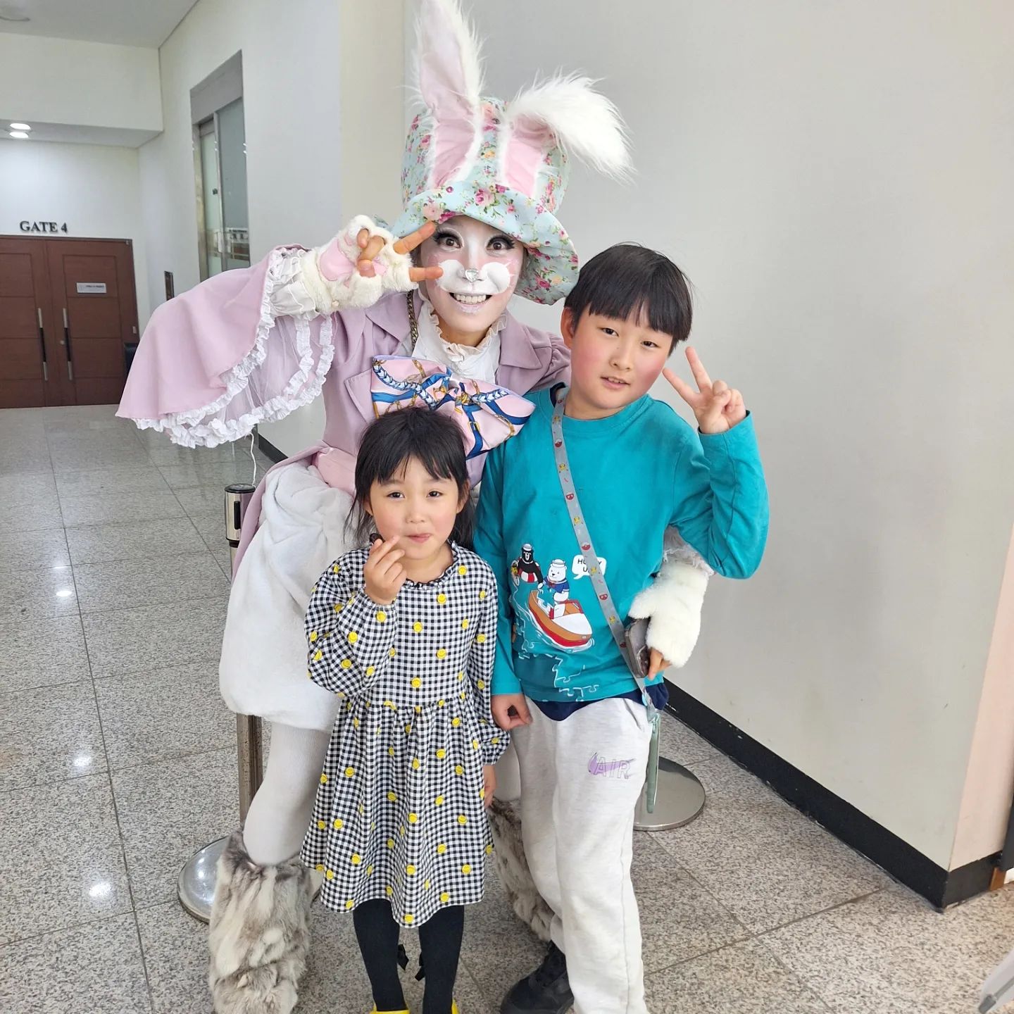 #실시간 #이상한나라의앨리스 #뮤지컬 보고 #굿즈 예쁜우산사고 있으니 #토끼 가 🐇🐰 뿅! 우리 남매들 신나서 기절 ❤️ ❤️ #어린이뮤지컬 노래도 좋고 퀄리티도 좋고 모든것이 완벽👍 이제 밥먹으러 가쟈 🍕