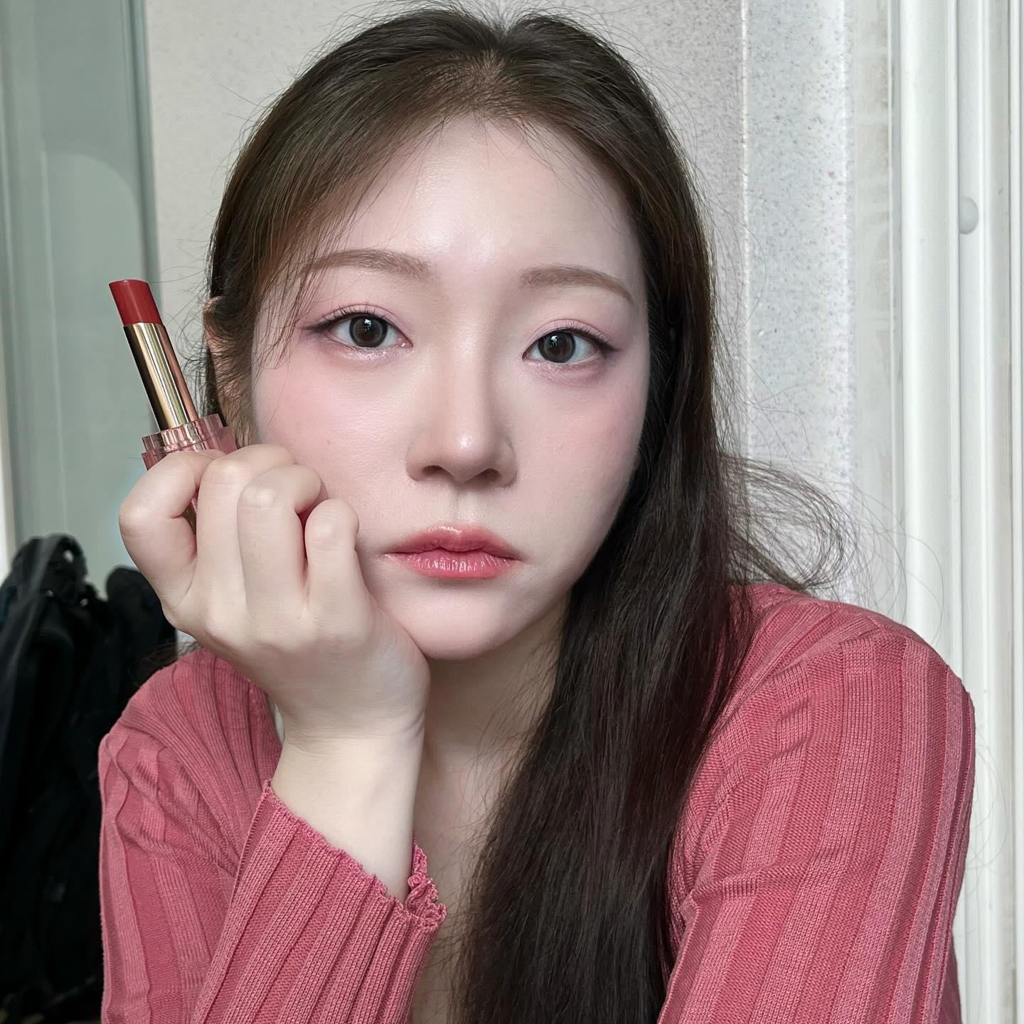 #ad | 촉촉하게 스며드는데 탱글하게 올라오는 발색, #바닐라코 글로우 베일 립스틱의 NEW 컬러가 출시되었어요!!!

과한 번들거림과 끈적임 없이 하이드로 밤 포뮬러로 입술 사이사이 얇게 밀착되는 고밀착 글로우 립스틱💄
촉촉파들을 위한 촉촉 광채에 예쁜 컬러는 물론 식물성 보습 오일과 주름개선 효과까지!!!🫢🫢

•PK02 Bliss (신세경 pick!!)
 #토끼혀립 여리여리한 핑크색상
•OR01 Juicy Fizz
유행은 돌고 돌아오는거야~ 상큼한 #오렌지컬러 
•RD02 Apple Candy
과즙미 #애플립 얼굴의 형광등을 켜주는 밝은 레드

#글로우베일립스틱 #BANILACO #glowveillipstick