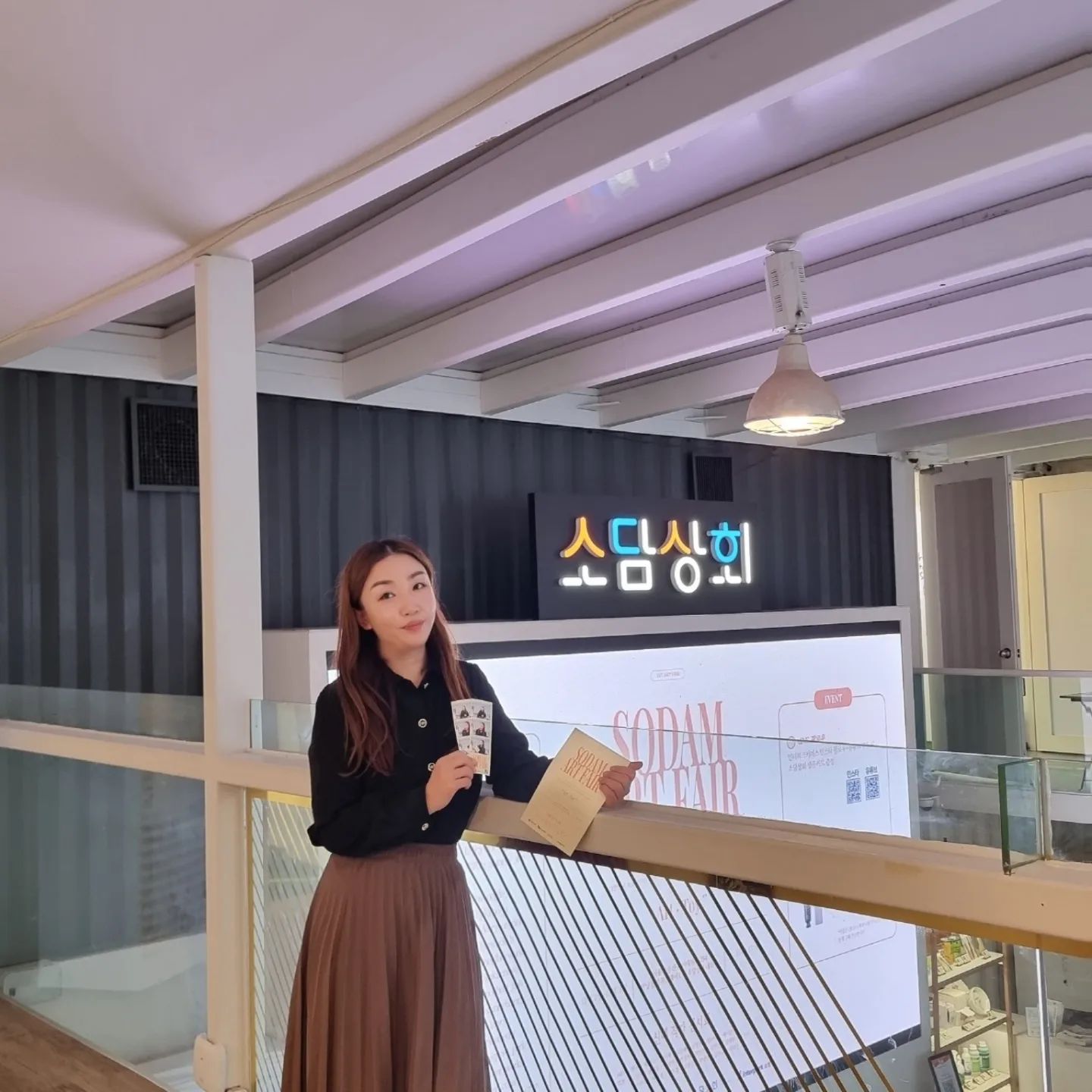 #협찬 "ArtㆍToy" 소담아트페어
주말나들이 다녀왔어요~

소상공인 분들의
이야기를 담은 소담상회 한남점 
평소에도 자주 구경가곤 하는데 오늘은 소담아트페어 전시회가  블루스퀘어 네모관에서 열렸는데요~

유명한 신예 작가님들의
그림전시 그리고 아트토이 작품들을
감상해보고 
네컷사진도 찰칵~ 📷 
작가님께 사인도 받고 인터뷰까지~ ㅎㅎ 이번주말 소담상회 아트페어에서 힐링했어요!

소담상회는 소상공인들의 우수한 제품들을 세상에 알려 대한민국 경제 활성화를 도모하고, 제품 판로를 열어주는 곳인데요~  참가업체의 뷰티,식품.주방등 다양한 업체들의  행사를 계속 진행하는 소담상회라
앞으로도 어떤 행사가 진행될지 기대가득 되네요~❤️❤️

소담상회 네모관에서 진행하는 
제1회 소담 아트페어 행사
12/1(금) ~ 12/3(일) 11:00 - 18:00 (7시간)
👉🏻블루스퀘어 소담상회 네모관 

.
.
#소담상회 #소담상회한남 #인터파크쇼핑 #블루스퀘어 #소담아트페어 #중소벤처기업부 #중소기업유통센터 #네모관 #인터파크커머스 #아트페어
