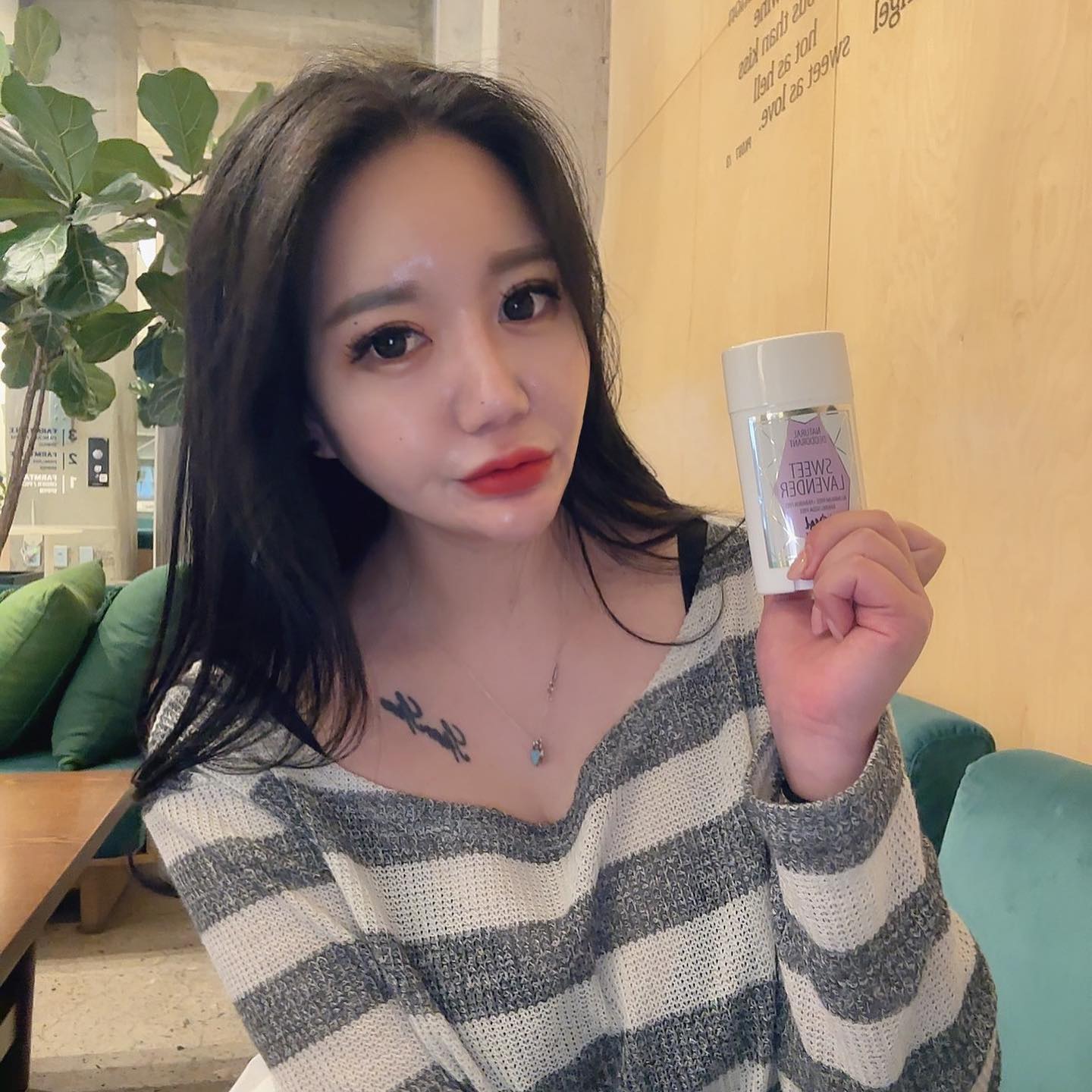 🍑때니쨩🍑 on Instagram: "#협찬 

다가오는 여름 필수품 데오드란트 𖤐 발림성도 넘 좋구, 향이 넘 쥬아서 완전 맴쏙 ~~ ❤️
대용량으로 만들어졌지만 파우치안에는 쏙 들어간다는것도 큰장점이랍니단 ⸝⸝• ̫•⸝⸝ 땀많은 때니는 벌써부터 들고다니며 바르는중 .... (대프리카는 벌써 넘 더워유😭)

✔️ 프라이멀 엘리먼츠 데오드란트는 자연유래성분 오일을 사용하여 자극이 덜하고 순하답니다 ෆ 
✔️ 총9가지 향이 있어 취향껏 고르실수있요! 

향이 너무 좋고 오래가서 넘넘 좋은 프라이멀 엘리먼츠 데오드란트 🫣❤️
올여름은 요걸로 pick !!!"