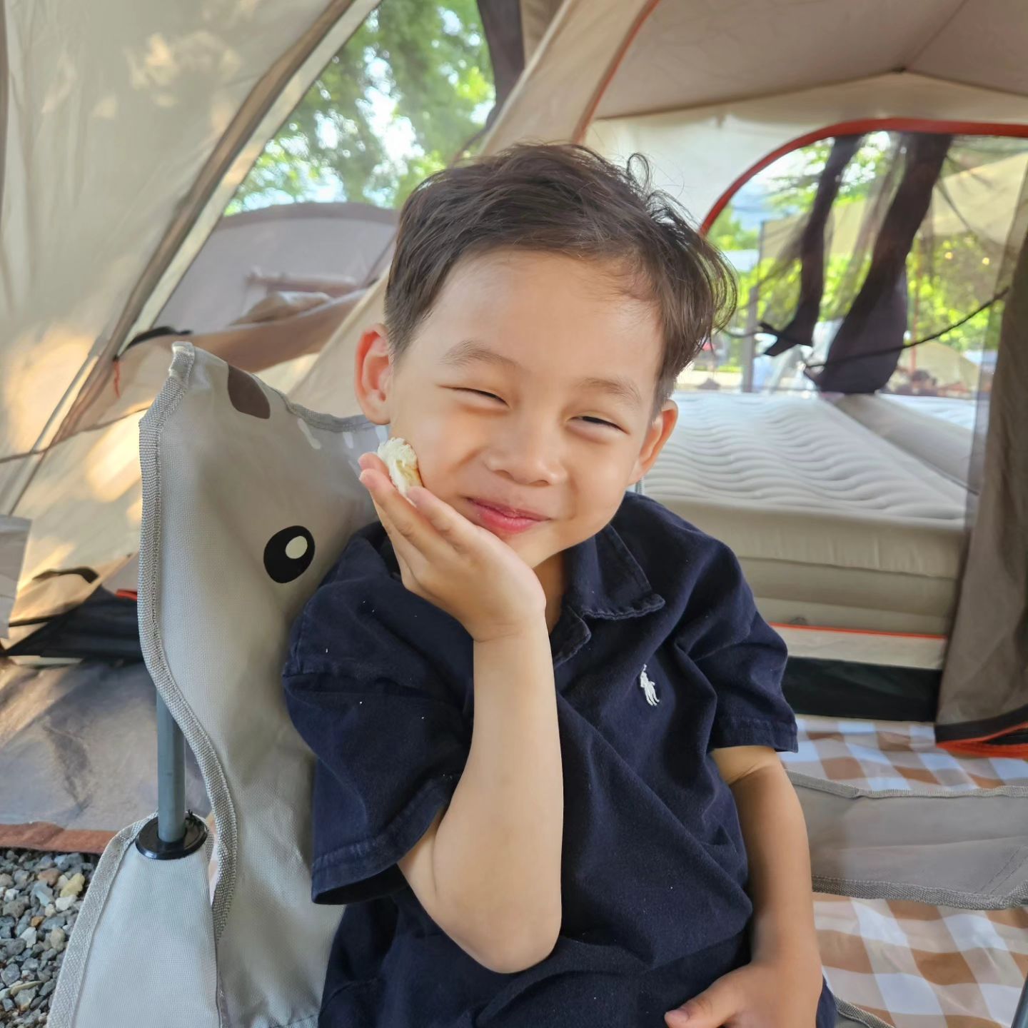 간만에 준준이네 캠핑 성공적 🌿💛
준준이들 많이 컷다고 텐트치는것도 도와주고
자기들끼리 너무 잘놀아주고, 같이 앉아 멍때리기도 하고
에어바운스도 수영도 자기들끼리 왓다갓다하며
엄마 아빠에게 여유를 선물해준 아가들..🥹
덕분에 하루종일 먹기만 하공 ㅎㅎ살찌는건 덤 🫠
친구들도 놀러와 너무 잘먹고 잘놀다가서 행복크🤍

좋은 추억으로 남길 🍀
#캠핑
#캠핑스타그램 
#캠린이