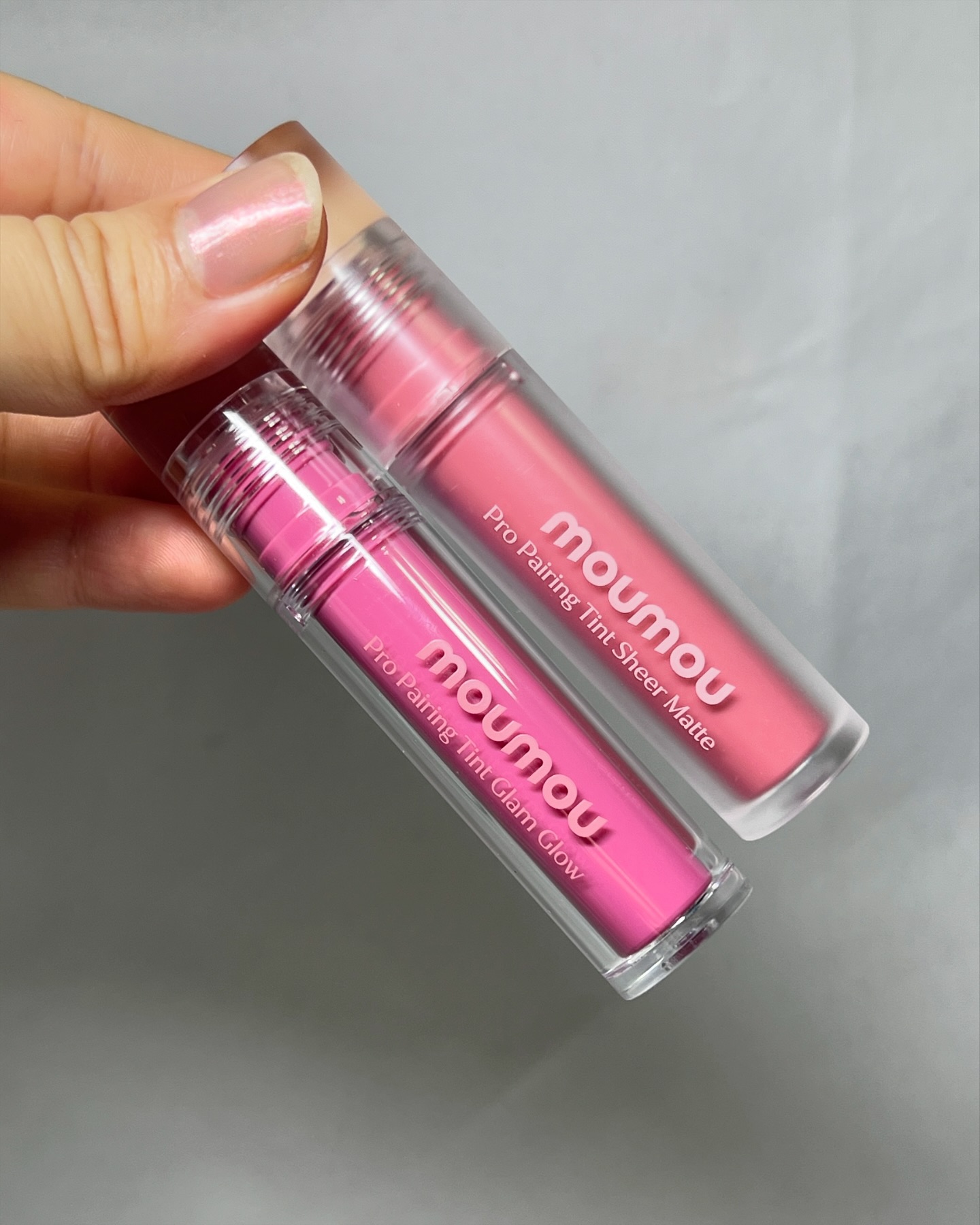 #내돈내산
[moumou] Pro Pairing Tint
02 Cheat key Mute (Glam Glow)
05 Luv It Pink (Sheer Matte)

모우모우 프로 페어링 틴트
02 치트키 뮤트 (영롱광)
05 럽잇핑크 (보송광)

별 감흥 없다고 생각하면서도 은근 손이 자주 간단 말이죠?
메이크업 전문가가 만들었다고 하니 기본에 충실한 느낌.
케이스 먼가 흔한듯하면서도 동글동글 귀엽고 아기자기해요.

보송광이랑 영롱광 두 가지 제형으로 나뉘는데요.
보송광은 처음에 겉도는 줄 알고 구리다 생각했는데 입술 음파음파하니까 잘 밀착되더라고요. 아마 필요한 양에 비해 토출양이 많아서 그런 게 아닐까 추측.. 영롱광은 립글로스처럼 좀 꾸덕한 스타일?인데 불편한 끈적임은 아니고요. 얘는 또 토출되는 양이 적어서 여러 번 떠서 올려야한다는 불편함은 있네요.

제가 산 럽잇핑크랑 치트키뮤트는 둘이 베이스랑 포인트로 완전 짝짝꿍이에여🩷

사진 색감이 좀 오락가락하는 거 같은데 되게 웨어러블한 핑크 베리에이션 컬러들입니다. 럽잇핑크는 진짜 딱 베이스립 컬러로 쓰기 좋은 색감!

.

.

.

#모우모우 #모우모우코스메틱 #프로페어링틴트 #치트키뮤트 #럽잇핑크 #틴트 #립 #립추천 #틴트추천 #립메이크업 #메이크업 #코덕 #탠템 #글로우 #매트 #lipmakeup #makeup #moumou #moumoucosmetic #cosmetics #lip #lips #liptint #propairingtint
