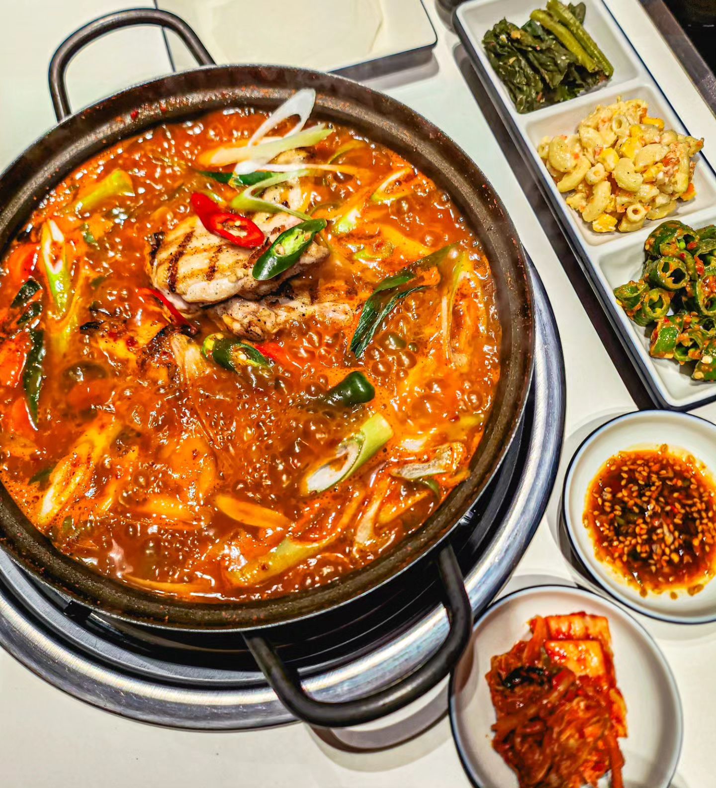 #협찬
회사 근처에 닭볶음탕 맛집이 있다고 하여 방문해봤습니다
숯불 닭도리탕 (중)에 맥주로 속을 먼저 달랬습니다ㅎㅎ
기본으로 어묵탕+물떡이 먼저 나왔고
고추된장무침, 마카로니, 갓장아찌, 쌈무, 배추김치가 기본 셋팅
기존 닭볶음탕과는 다르게 닭다리살을 숯불에 초발하여 넣어주시는데
숯불향이 가득 입혀진 닭고기에다가 감자, 당근, 메추리알,
파, 고추까지 듬뿍 들어 있었어요💛
한번 확 끓여서 먹으면 되는데 국물은 달면서 약간 칼칼한 스타일〰️
자극적이진 않아서 계속 퍼먹게 되는 맛이고
감자랑 당근이 포슬포슬하게 푹 익어서 너무 맛있었어요ㅠㅠ
닭고기는 닭다리살이라 그런지 완전 입에서 녹아버리고요🫶
그렇게 열심히 퍼먹다 보니 바닥을 보이길래 볶음밥 주문
볶음밥은 주방에서 볶아서 나오고 약간 누른 다음에 먹으면 대존맛👏👏
배가 불러 미치겠는데 맛있다고 계속 넣다가 결국 목까지 차올라서
어우 배불러 소리를 100번 하면서 집에 도착했습니다 ㅋ
새로운 닭볶음탕을 먹고 싶으신 분들께 '강력'하게 추천합니다!!!
.
.
#잠원동맛집 #잠원맛집 #신사역맛집 #신사역한식 #압구정맛집 #압구정한식 #가로수길맛집 #가로수길한식 #신사동맛집 #신사역닭도리탕 #가로수길닭도리탕 #잠원동닭도리탕 #강남닭도리탕 #강남한식 #신사강력계