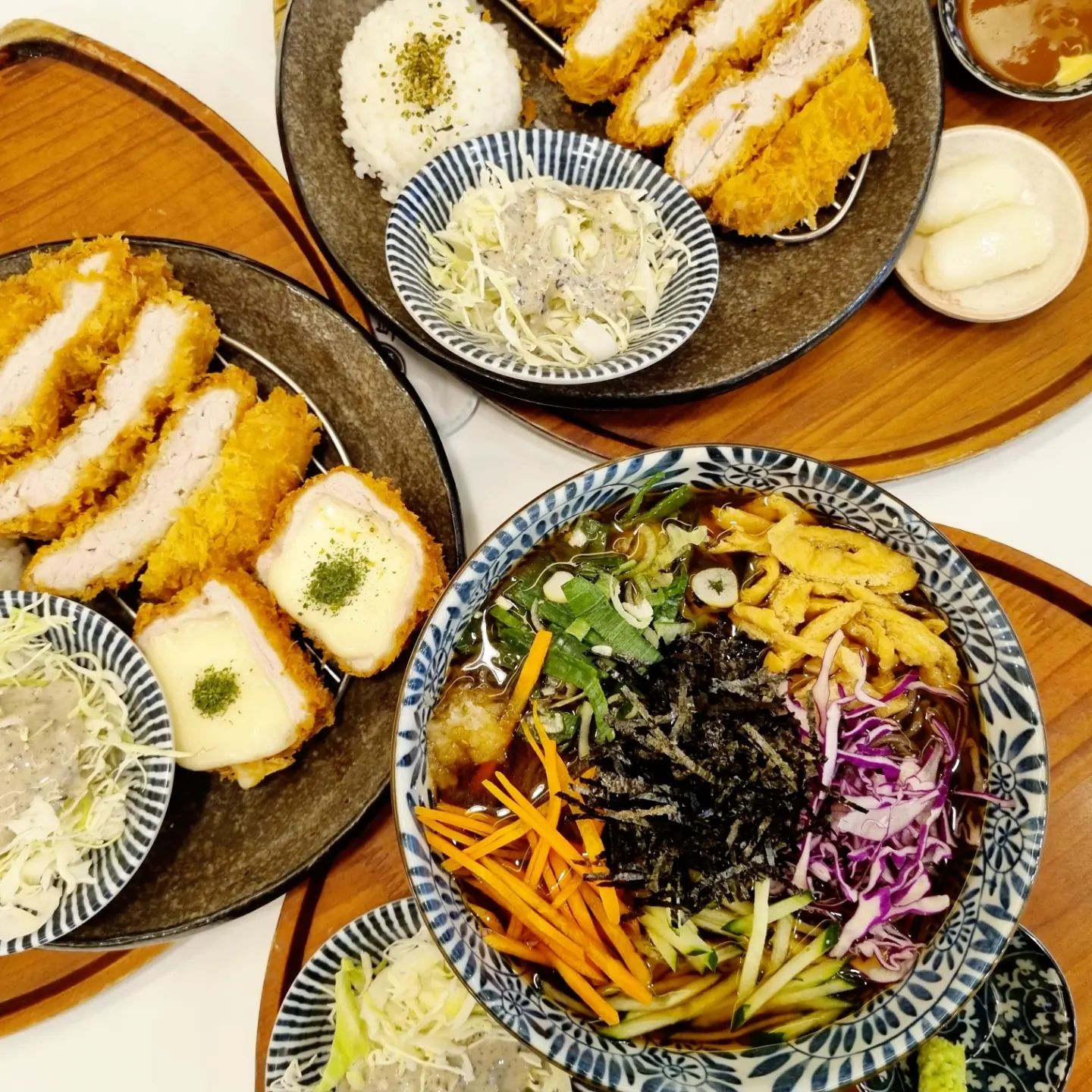 비오는날.....
바삭한 돈까스 먹고 싶어서 들린
#전대맛집
#백소정

🩷🧡💙💚❤️💜💛🩵
점심 시간에 항상 웨이팅일 정도로 
유명한 맛집이라
이른 점심 시간에 방문해서
다행이 마지막 남은 테이블에
앉아서 기다리지 않고 바로
주문이요~~
#광주맛집
#광주돈까스

여러가지 야채가 들어가
비쥬얼부터 예술인 냉소바는
살얼음 육수에 찐 냉소바 맛집
#광주북구맛집
#광주북구돈까스
#용봉동맛집

두툼하고 육즙 가득 부드러운 고기에 
겉은 바삭한 튀김옷은
다 먹을때까지 바삭한 맛이 쵝오!!
#광주용봉동맛집
#광주전남대맛집
#전남대맛집
#전남대돈까스
#전남대양식
#광주양식
#광주가볼만한곳

모짜렐라 치즈 푸짐하게 들어가 있어도 
느끼함 없이 고소하고 단백한 맛이 좋은
치즈돈까스까지 
맛있게 잘 먹었습니다
#용봉맛집
#용봉동돈까스

➡️광주 북구 우치로90번길 28

➡️영업시간 오전 11시~ 오후 9시