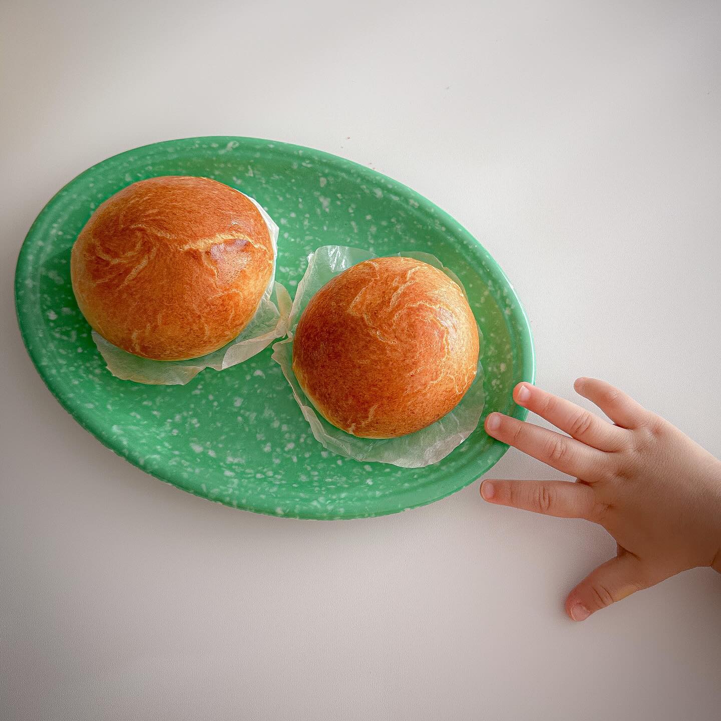 🥯
요즘 호빵 맛있게 먹는 방법이라던데-
호빵위에 올리브오일 발라서 
에어프라이어에 10분정도 굽굽해주면
저세상 바삭함에~ 
이게 호빵이었나 싶을정도로 색다른 맛👍

지워니는 이제 엄마가 뭐 먹으려고 하면
자기도 먹으려고 입 벌리고, 손대고 난리ㅋㅋㅋ
좀만 더 커서 맛난거 마니 먹자❤️
#호빵 #간식 #겨울간식