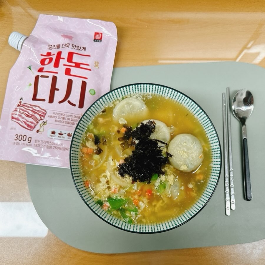 #제품협찬 
이번 설명절 음식준비는 도드람 한돈다시로 감칠맛 듬뿍 담아 요리를 해보았어요. 소고기로 육수를 낼 필요 없이 간편하고 맛있게 떡국도 끓여 먹었답니다. 도드람 한돈다시는 국산 돼지고기를 이용하여 고기의 감칠맛이 살아있고 국내생산 천일염을 사용하고 있어 믿고 먹을 수 있는 프리미엄 조미료!! 저희집은 나물반찬을 만들 때 할머니께서 꼭 맛소금을 사용 하시는데, 이번에 도드람 한돈다시로 간을 맞추어 요리하니 감칠맛 포텐터져서 반응이 뜨거웠답니다.
부드러운 분말형태라서 보관이 다소 어려울 수 있는 점을 고려하여서 밀폐 가능한 캡파우치로 제작되어서 캠핑갈때도 가방에 쏙 들어가는 아담한 사이즈!! 요리가 쉬워져서 행복해요~
#https://me2.do/FgS9USkt #제품협찬 #도드람 #도드람한돈 #한돈다시 #도드람한돈다시 #떡국 #떡국레시피 #명절 #명절음식 #명절상차림 #명절캠페인 #프리미엄조미료 #아줌마닷컴 #우먼테이블 #조미료 #조미료추천 #국내산조미료 #감칠맛 #감칠맛가성비 #명절음식활용 #명절음식주문