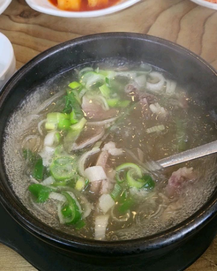 #마성소국밥

태평소국밥은 엄두도 못내고
추워서 호다닥 들어간 마성소국밥

근데 진짜 입술에 쩍쩍 붙는 찐 소국밥에
만원짜리 육사시미요!????

오후2시부터는 족발무한리필도 있다^_ㅠ

깍두기도 미쳐서 두접시 싹싹비움🙃