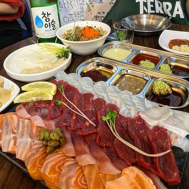 먹바니 on Instagram: "#협찬 연남동에서 광안리가 보인다구 ⁉ 연남광안리 🌊
오랜만에 회쏘 하려구 찾은 연남광안리 ❤️
벽에 낙서 가득하구 포차 같은 분위기여서 술먹기 딱좋았다 ㅎㅎ 
회에 소주는 국룰이자나여 ,, 😂
광안숙성회 2인 먹었는데 광어, 숭어, 연어, 육사시미까지 조합 체고다 
8시전에 오면 초밥 만들어먹을수있는 마끼밥 서비스로 주심 ㅎㅎ 
두툼하게 입안에 가득 차는 회를 좋아하는데 여기가 딱 그래서 좋았다 🫶🏻☺️
찍어먹을 수 있는 소스도 다양해서 이것저것 조합해서 먹다보면 
어느새 다른메뉴도 궁금해지는 매직 ✨
 
자리 옮기려다가 대게딱지마끼밥, 광안재첩국 시켜서 
2차까지 그냥 쭉 달림 ㅋㅎㅎㅎ
대게딱지마끼밥 이거 진짜 요물이다 
꼬소하고 녹진한 대게내장 비벼진 밥에 김싸먹으면 천국 ㅠㅠ 
재첩국도 국물이 시원하고 매콤해서 술안주로 제격이다 
재첩국에 수제비랑 밥도 들어가 있어서 속 풀리는 든든한 안주 🤍
연남동에 가볼만한 횟집 연남광안리 가보세융 😆
 
 
📍마포구 연남동 
🌊연남광안리 
 
🌊광안숙성회 2인 45,000원 
🌊광안재첩국 9,000원 
🌊대게딱지마끼밥 9,000원"