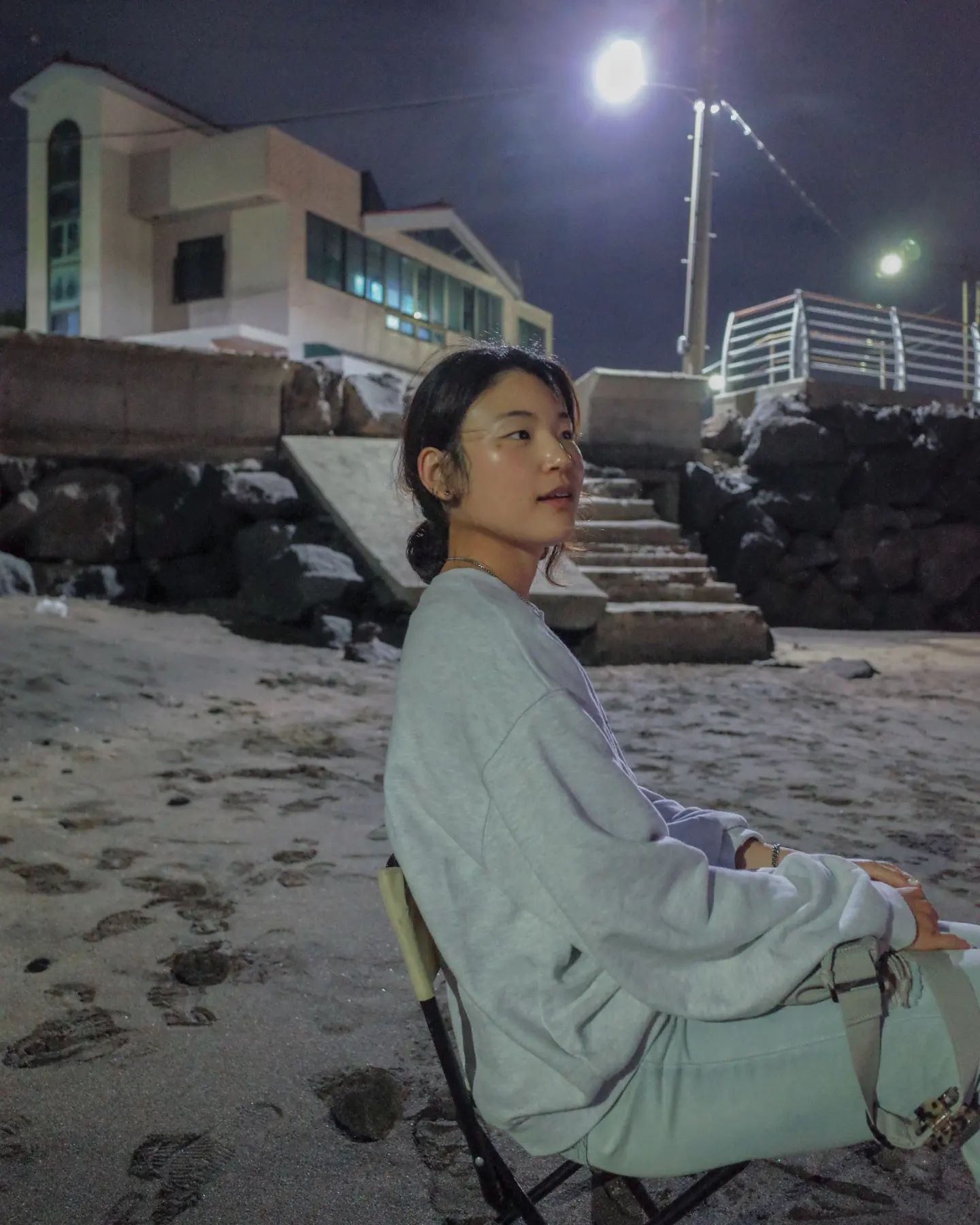 이날을 떠올리자면
남의 집 담장 텃밭에서 촬영 후
깨끗하게 씻고 자기 전 
이대로 집가기 아쉬워
밤산책하러 나왔다.
쌩얼이라 눈썹없음.
원래 눈썹 풀로 다있고 진한데 다듬다가 날아간거🤨🫡(구구절절)

촬영하다가 진드기 봤지만
진드기마저 사랑스럽게 쳐다본 나 프로였다...아주 멋졌으👍

3일연속 다이빙하고 얼굴에 상처났는데
보색샴푸썼더니
그게 상처에들어가서
난생 처음 얼굴이 뒤집어졌다.
나 여드름난줄알았자나...
병원가서 울고 돌아와서 속상해서 또 울다가
다음날 아침 출근길에 병원에 전화해서 
저 피부괜찮냐고 너무 속상하다고 엉엉울었다
간호사선생님이 어구구구구 우쭈쭈 해주셨다...ㅎㅎ
그병원은 집앞에 있어서 감기 접종 등등 문제만 생기면 가는데
갈때마다 얼굴보자며 직접 봐주신다...ㅎ
진심으로 고마운데 나 왜 창피하냐...🙇‍♀️

그땐 세상 무너질 것같이 슬펐는데
약먹고 일주일만에 되찾아서
머쓱한 추억이되었다🫠헿