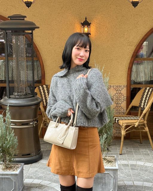 주 희 on Instagram: "#광고 @pleatica_official
⠀ 
플리티카에서 #우디백 을 선물 받았어요👜
이름처럼 나무와 나뭇가지가 이어지는 모양을 핸들로 표현해낸 가방인데요!
마치 잎새가 매달려 있는 것 같기두🍃💚
⠀ 
수납은 또 얼매나 넉넉한지
저는 아이보리 스몰 사이즈를 착용했어요 :)

#협찬 #플리티카 #우디백 #플리티카우디백 #숄더백 #숄더백추천 #디자이너브랜드가방 #디자이너가방 #여성숄더백추천 #여성숄더백 #woodybag #여자코디 #여자데일리룩 #여자가방 #여자가방추천 #여자코디룩 #여자코디추천 #오오티디 #오오티디그램 #오오티디룩 #온더룩 #오늘뭐입지 #오늘뭐먹지 #어글리퍼피"
