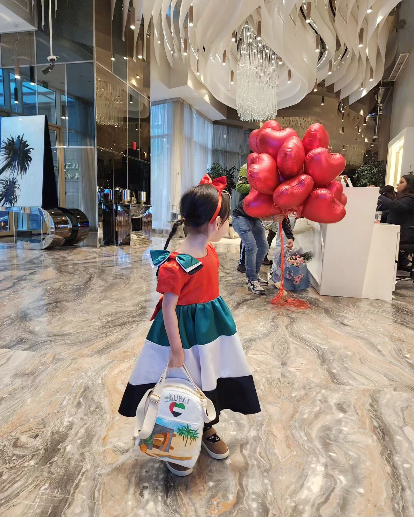 지난 UAE 네셔널데이 코스튬
2번은 입혀서 다행🙄
유치원에서 요청하는 코스튬 사서 입히느라
옷다운 사복을 못 사주고 있는 요즘ㅎㅎㅎ