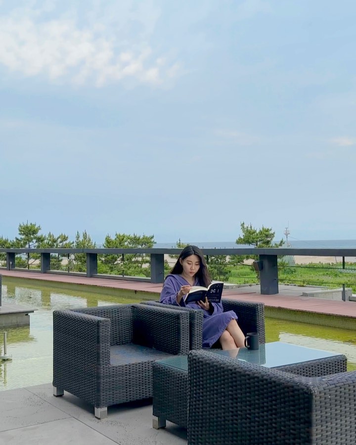 해수욕장까지 30초 컷인 호텔?
양양 바다와 함께 호캉스 즐기기🩵

▪️전용 테라스에서 시원한 바닷바람 맞으며 책 읽기📖
▪️객실 안 일본풍 다이닝룸에서 차 마시기🍵
▪️재즈 영상보며 무료 와인&치즈 플래터 즐기기🍷
▪️바로 앞 해변에서 서핑 배우기🏄‍♀️

이 모든게 가능한 이 곳은
🏷️ 디그니티 호텔
📍 강원 양양군 양양읍 일출로 159-5 
✔️ 제가 묵은 객실은 스위트테라스룸입니다
 
 
#트래블로미_양양 #숙소협찬 
#양양여행 #양양호텔 #양양숙소 #디그니티호텔