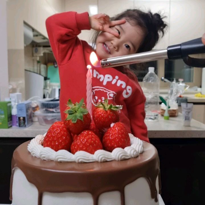 케이크 맛있다❤️
내생일 지났는데 .....아직도. 엄마생일이니👉👈 ㅋㄲ
딸기케이크에 초꼬 코팅 로아는 초코빼고
남편이 먹고싶다는 초꼬 ...
딸기도 듬뿍 위에 데코한 딸기는 로아가 다먹음
케이크 시트도 부드럽고 생크림도 프레쉬한데
올만에 케이크  멀리 동구까지간 보람있네

ugly_dessertshop 

#대구수제케이크
#대구딸기케이크
#입에서녹는중
#딸기케이크
#맛있다