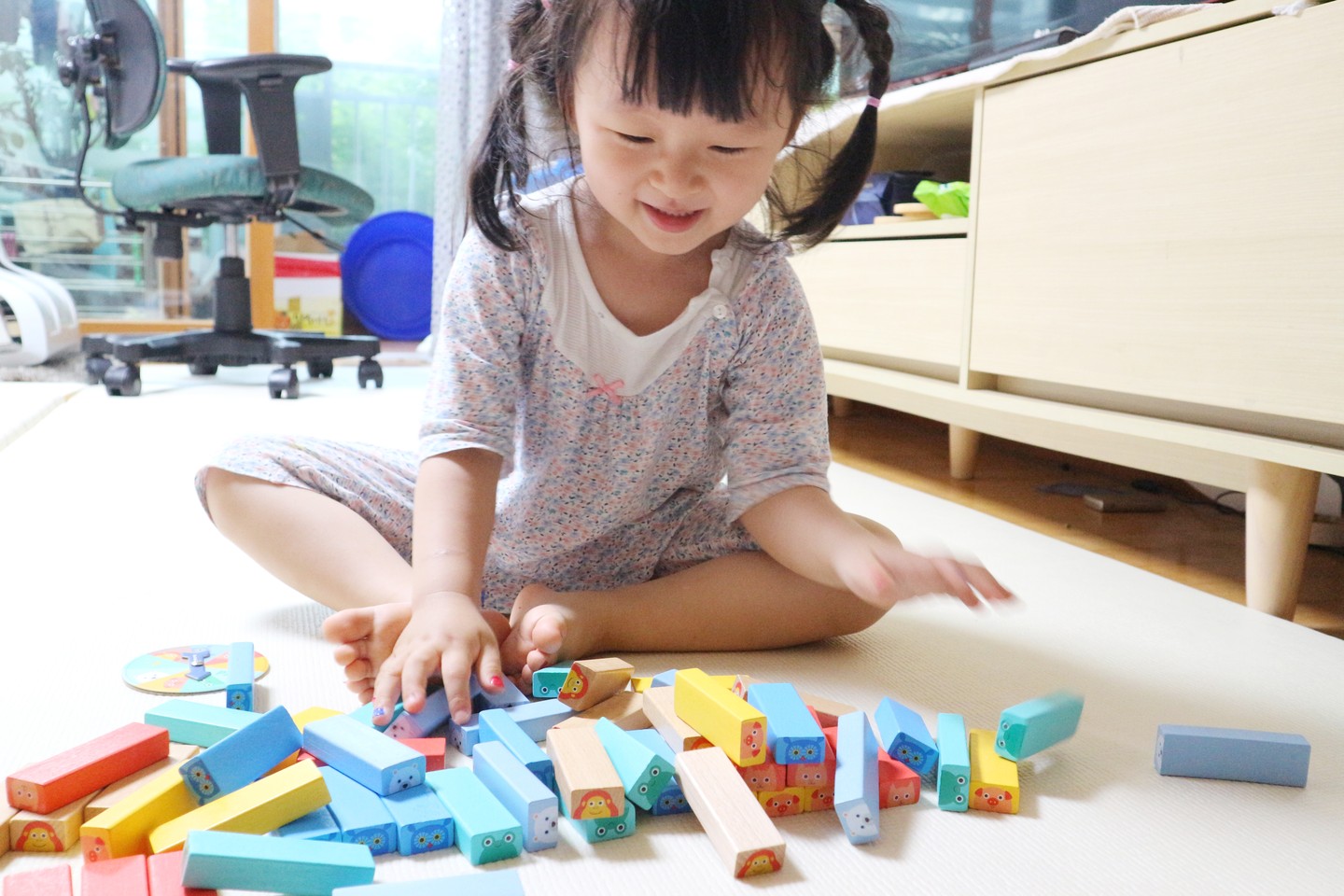 .
#블루래빗 #캥거루스쿨 #협찬
#유아전집 #유아교구
.
.
.
​

첫째 아이의 경우, 동생이 워낙 어린 신생아 시절이었어서
엄마인 내가 직접적으로 아이의 사고력이나 학습적 흥미 등을 줄 수 없어
학습지 같은 일방적인 교육 콘텐츠를 많이 노출해주었는데
사실 지나고나서 생각해보니 첫째가 스펀지처럼 쭉쭉 받아들이고
사고력, 판단력, 호기심 등이 확장되는....
그야말로 아이의 천재성을 발견하게 되는 때는
엄마와의 하하호호 하는 교감이 기반 된 시간이라는 공통점이 있었다!
.
.
그래서 그런가 둘째 예니에게는
첫째 때와는 전혀 다른 관점의 교육철학을 가지게 된 것 같다
.
.
그렇게 내가 방향성을 틀게 된 것이 유아교구였고!
수 많은 유아교구들 중에서도 내가 골라 본 것은
블루래빗 캥거루스쿨 유아전집
.
.
교구 하나 가지고 2시간씩 3시간씩 이렇게 긴 시간 동안
정말 알차게 잘 가지고 노는 교구들 모듬세트!
정말 좋다 캥거루스쿨!!
.
.
.
#육아 #육아스타그램 #책육아 #책스타그램 #5세