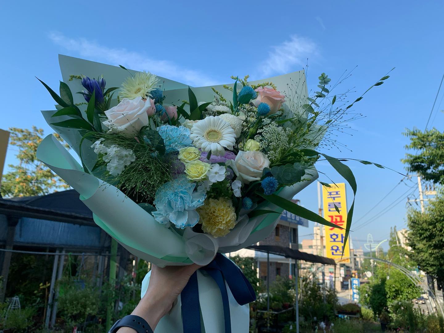 협찬)#당진푸른꽃화원 

신랑 생일 꽃다발 주문했어요.
들꽃 좋아하는 제 요청사항을
꽃다발에 잘 반영해 주셨답니다.

매장 안 식물이 정말 많고 ​건강했어요.
당진 장례식장, 설악웨딩홀 인근이라 
화환 주문 배달이 많은 푸른꽃화원.

절.대 꽃을 재사용 하지 않는다고 해요.
화환마다 새 꽃으로 제작합니다.

더운 여름 쩅한 하늘과
너무 잘 어울리는 시원한 꽃다발
물 충전도 확실히 해주셨어요.

꽃이 정말 싱싱했어요.
2틀 두었다가 첫째랑 꽃꽂이도 해봤어요.
좋은 추억 만들어 준 푸른 꽃화원 💐

-------------------------------------------

[당진 푸른꽃화원]
당진24시꽃집 10시이후 전화예약

📍충남 당진시 남부로 123
⏰ 매일 08:00 - 23:00
📞041-352-0097 
👛지역화폐(카드) 
🅿️가게 앞 주차가능

#당진꽃집
#당진꽃배달
#당진화환