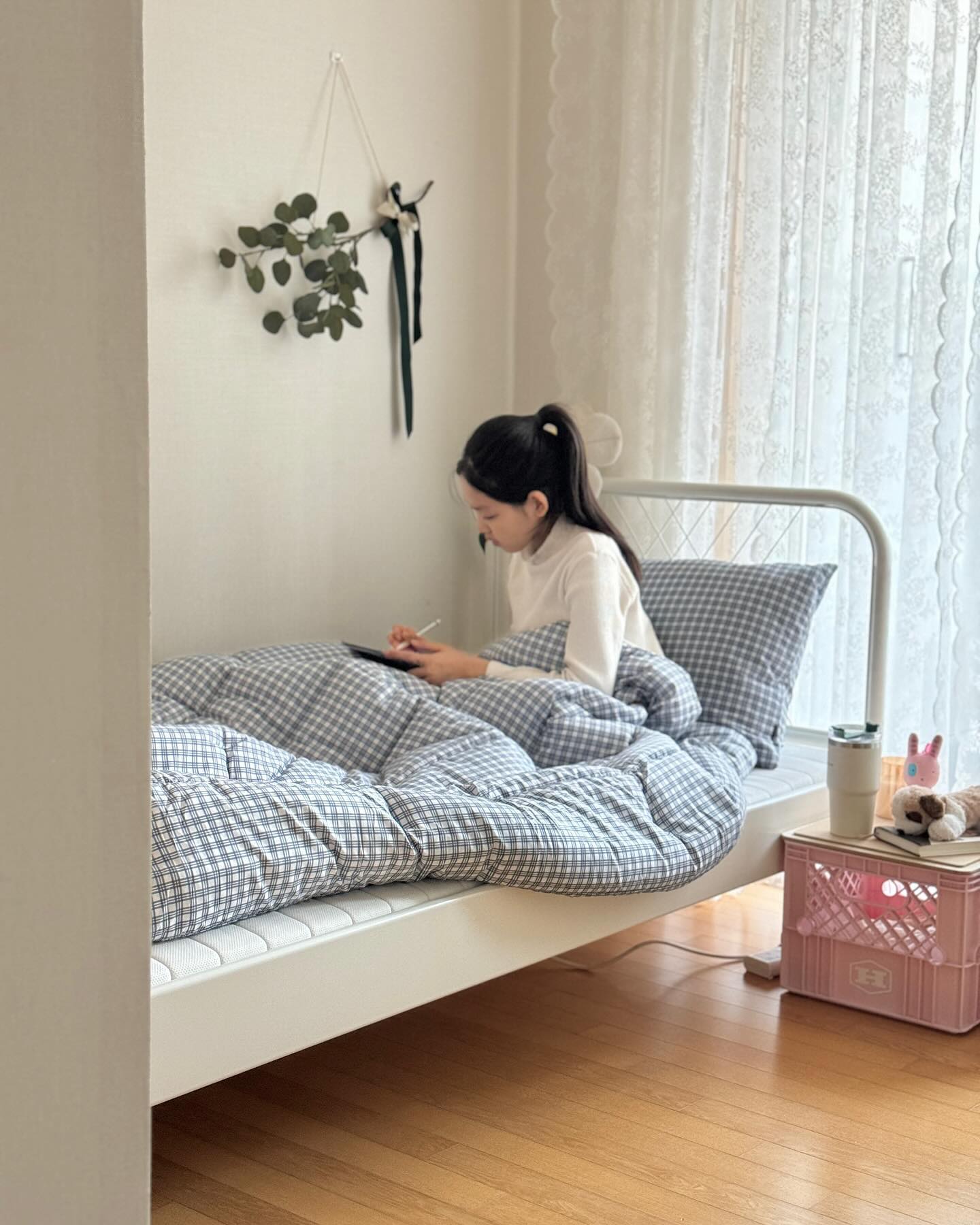#협찬 maatila_living_design

시크하면서 귀여운 중학생 딸아이방에, 
귀여운 체크패턴과 먼지없고 가벼운 세미화이바 소재의 마틸라 차렵이불세트로 바꿔줬는데 너무나도 취향저격이랍니다, 

맨살에 닿는 보들보들한 촉감과 복숭아를 만지는 듯한 부드러움까지 완전 마음에 들어요, 

99.9% 안심 클린 항균솜으로, 
물세탁으로 편리하게 간편한 관리할수 있어 베리굿,!

12가지 다양한 컬러의 귀여운 패턴이 있는 마틸라이불
사계절 솜이불도 예쁜걸로 덮어요!

#마틸라 #마틸라이불 #차렵이불 #이불 #사계절이불 #먼지없는 #패턴이불 #홈스타일링