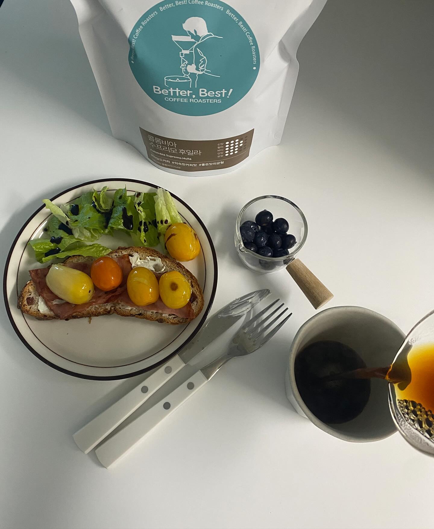 썬데이 모닝 🍳☕️

모닝커피로 새로 온 원두 개봉 🤎
매일 마실거라 산미 적고 부드러운 콜롬비아 수프리모로 부탁 드렸어요 👏🏻
역시 발란스 좋은건 콜럼비아가 최고 굿 초이스 
신선한 원두라 향도 너무 좋고 맛도 최고예요. 
이거 마시려고 어제부터 아침만 기다렸는데 너무 맛있는 커피라 행복 💟
아침부터 2잔 달려요☕️☕️

원두 종류도 다양하고 가격도 너무 좋은 
베러베스트커피 추천 드려요.

#협찬광고 
<베러베스트커피 >
-직영매장13년의맛집카페의커피원두
-커피전문가가엄선한14가지원두 
-커피전문점의커피맛을집에서도느낄수있는베러베스트원두
-디카페인까지도맛있다고소문난원두맛집

#베리베스트원두커피 #베리베스트원두 #원두 #커피원두 #당일로스팅원두#싱글오리진커피 #원두커피추천 #신선한원두 #원두커피 #커피추천 #로스팅원두