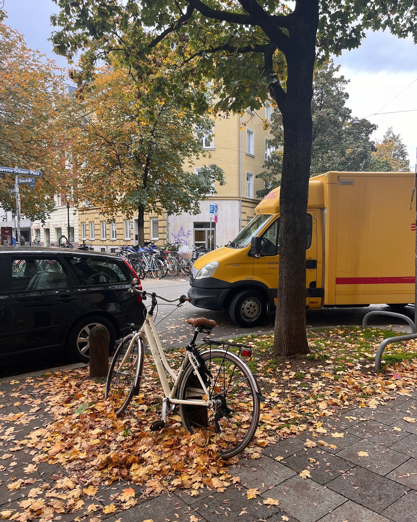 Autumn + Germany = 🤎
Munich is growing on me at last
독일에는 가을과 겨울에 놀러와요 🥃🍁

#autumn#fall#germany#munich
#가을#독일생활#뮌헨