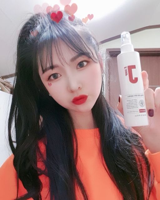 아름다울美, 밝을昭 on Instagram: "#레드제이 #힐링픽서 워터타입으로 두피에 자극없이 사용 할 수 있는 스타일링 에센스🧖‍♀️ 비오거나 습한 날엔 앞머리가 쳐져서 헤어롤이 필수잖아요