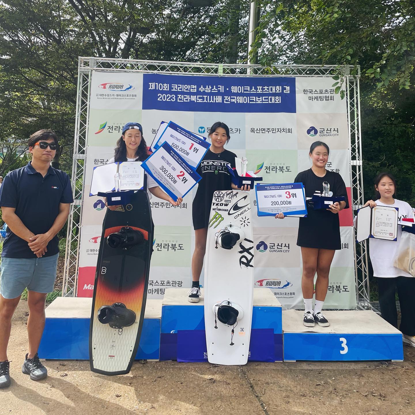 제 10회 코리안컵 대회 겸 2023년 
전라북도지사배 전국 웨이크보드 
대회 모두 1위로 마무리했습니다!!🥇🥇

언제나 응원해 주시고 많이 도와주신 
모든 분들께 너무 감사드리며, 항상 
더 좋은 모습 많이 보여드리도록 
노력하겠습니다!!! 
모두 수고 많으셨습니다!! 🙇🏻‍♀️
그리고 언제나 항상 믿고 사랑해 주신 
가족, 쌤, 언니, 오빠, 동생, 지인분들 모두 감사합니다❤️

- hoya.store_ 
- oneillkorea 
- tkow_official 
- ros_wake 
- ronixwakeboards 
- monsterenergy 
- bushman_life