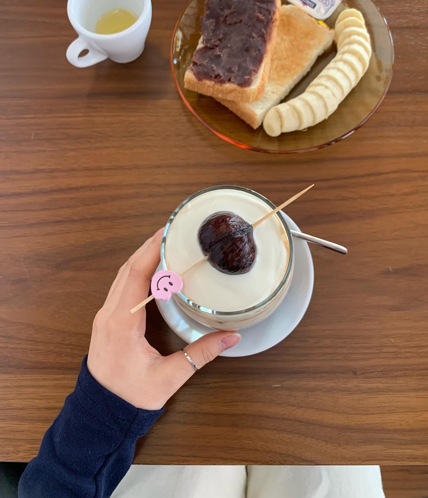 대구 동인동에 위치한 보늬밤 맛집🌰 
#나지막이 

잔잔하고 아득한 분위기에 편안해지는 한옥카페,
맛있는 밤 디저트 먹으며 힐링하기∿

‘밤슈페너’와 ‘딸기라떼’ ,디저트로는 ‘팥토스트’를 먹어봤어요
밤슈페너는 처음 먹어봤는데 보늬밤 조림과 커피와 조합이 넘 좋아요꩜☕️ 
팥토스트도 넘 바삭하고 맛있었어요🤍

또 사장님께서 직접 보늬밤 조림을 하신다하니 수제디저트를 맛보고 싶으시면 추천.ᐟ.ᐟ
다양한 보늬밤조림을 이용한 디저트들도 많아요
담에는 ‘바스크치즈케이크’도 먹어보고 싶네요 ❛ڡ❛

rather_low

📍대구 중국 국채보상로150길 34 (동인동4가)
📍월-일 11:00-21:30 (매주 수요일 정기휴무)
📍반려동물 동반 가능🐾
-
#협찬#대구보늬밤맛집#대구바스크치즈케이크맛집#대구한옥카페